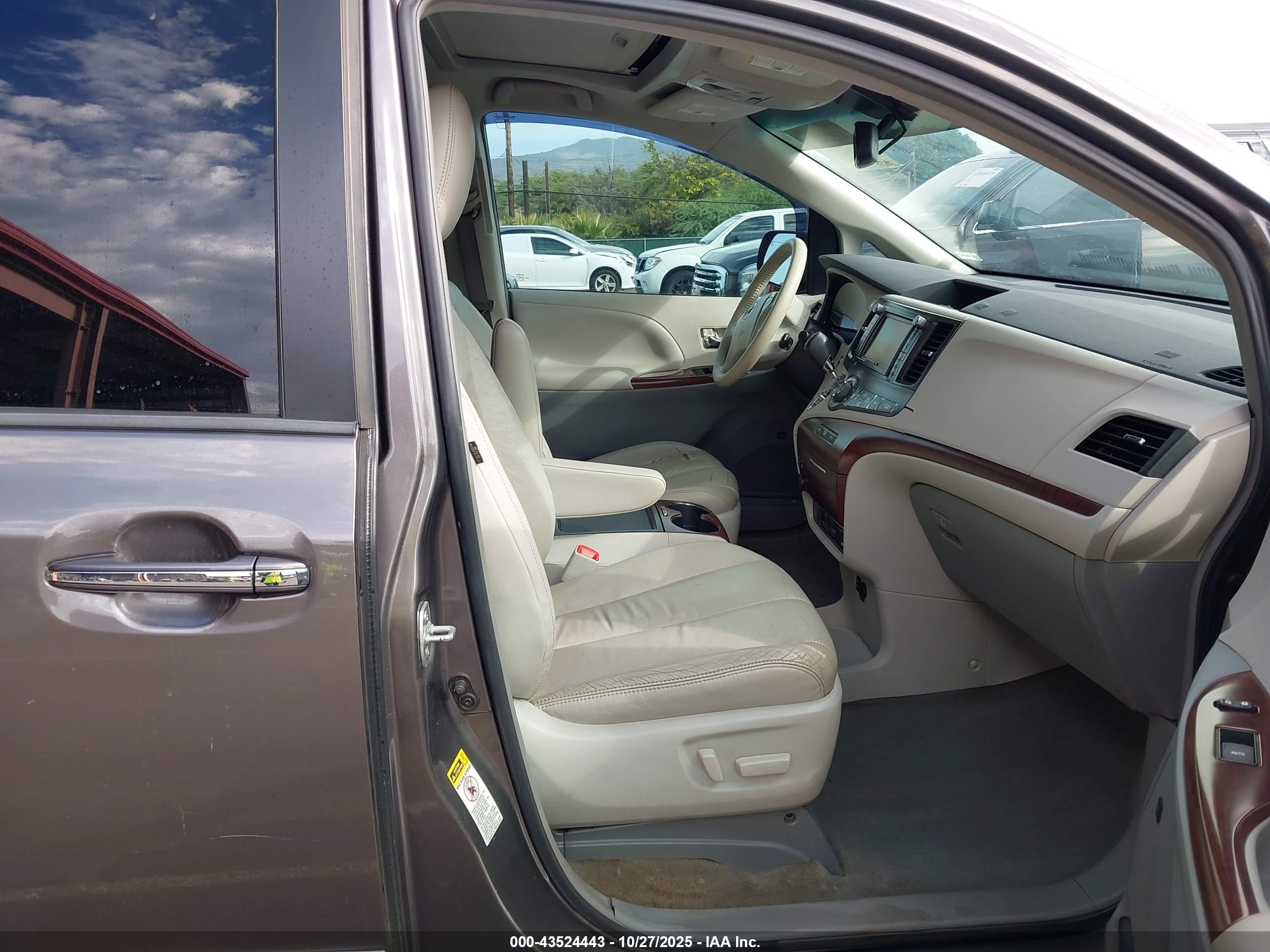 TOYOTA SIENNA image 5