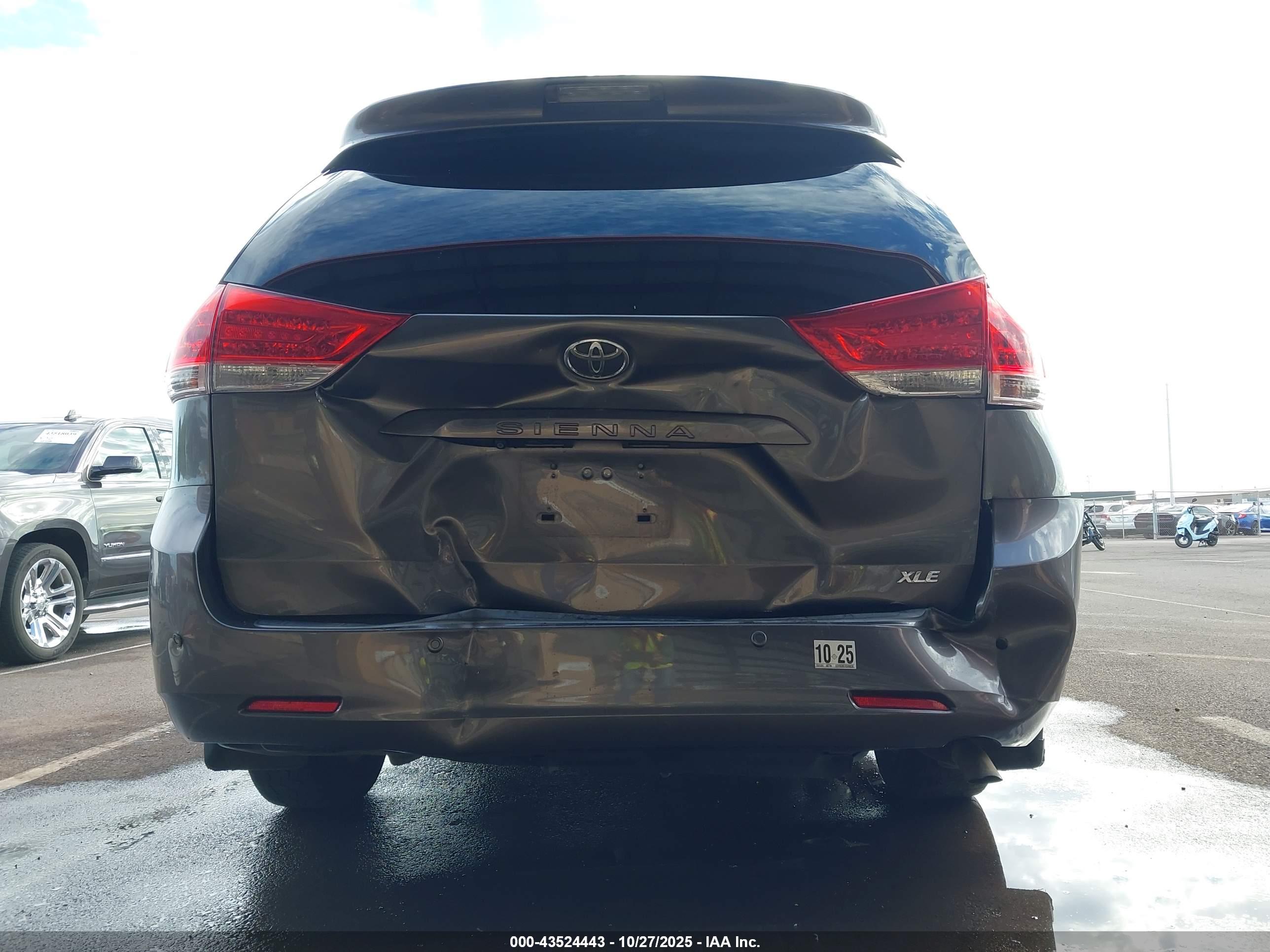 TOYOTA SIENNA image 6