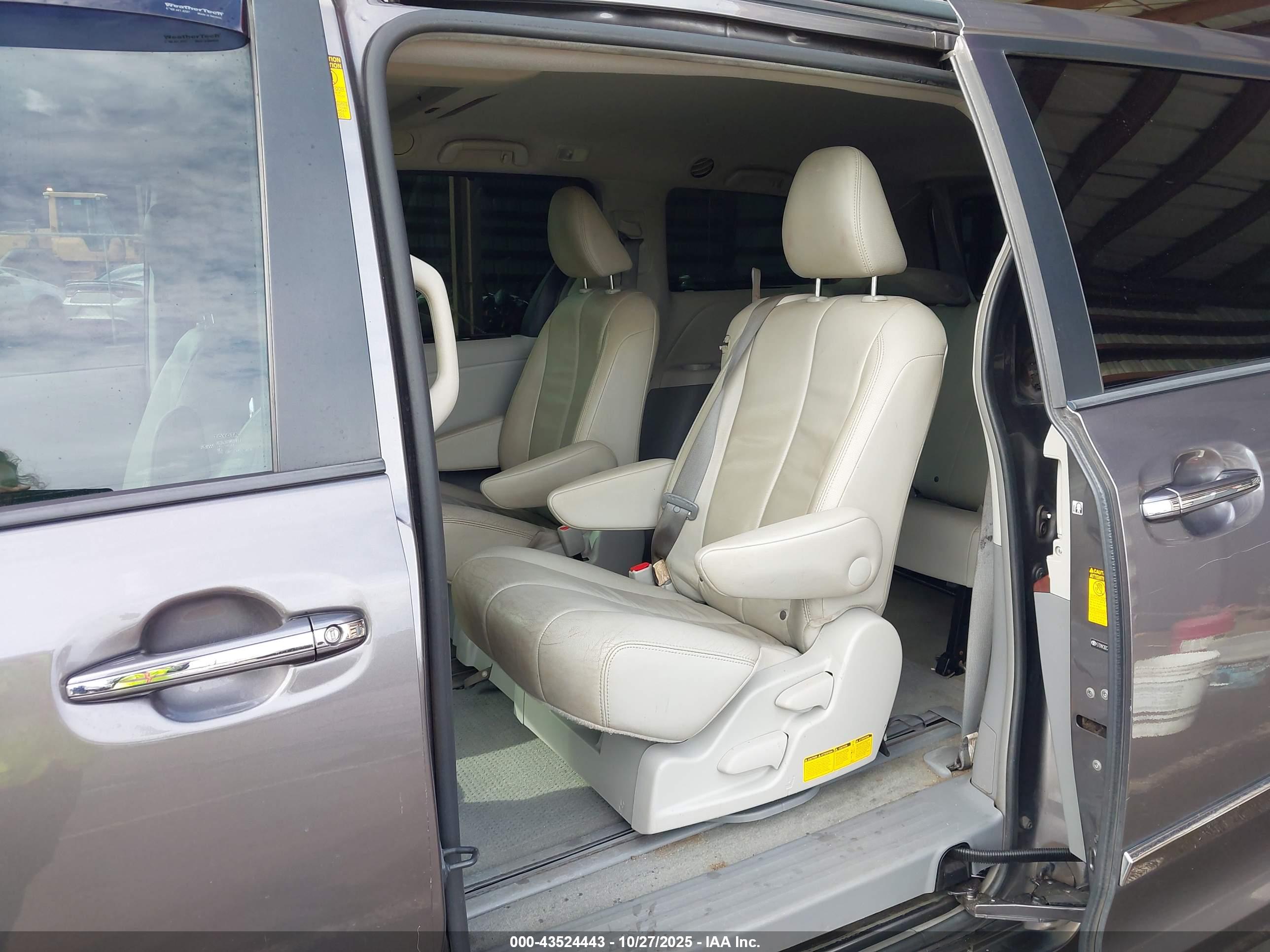 TOYOTA SIENNA image 8