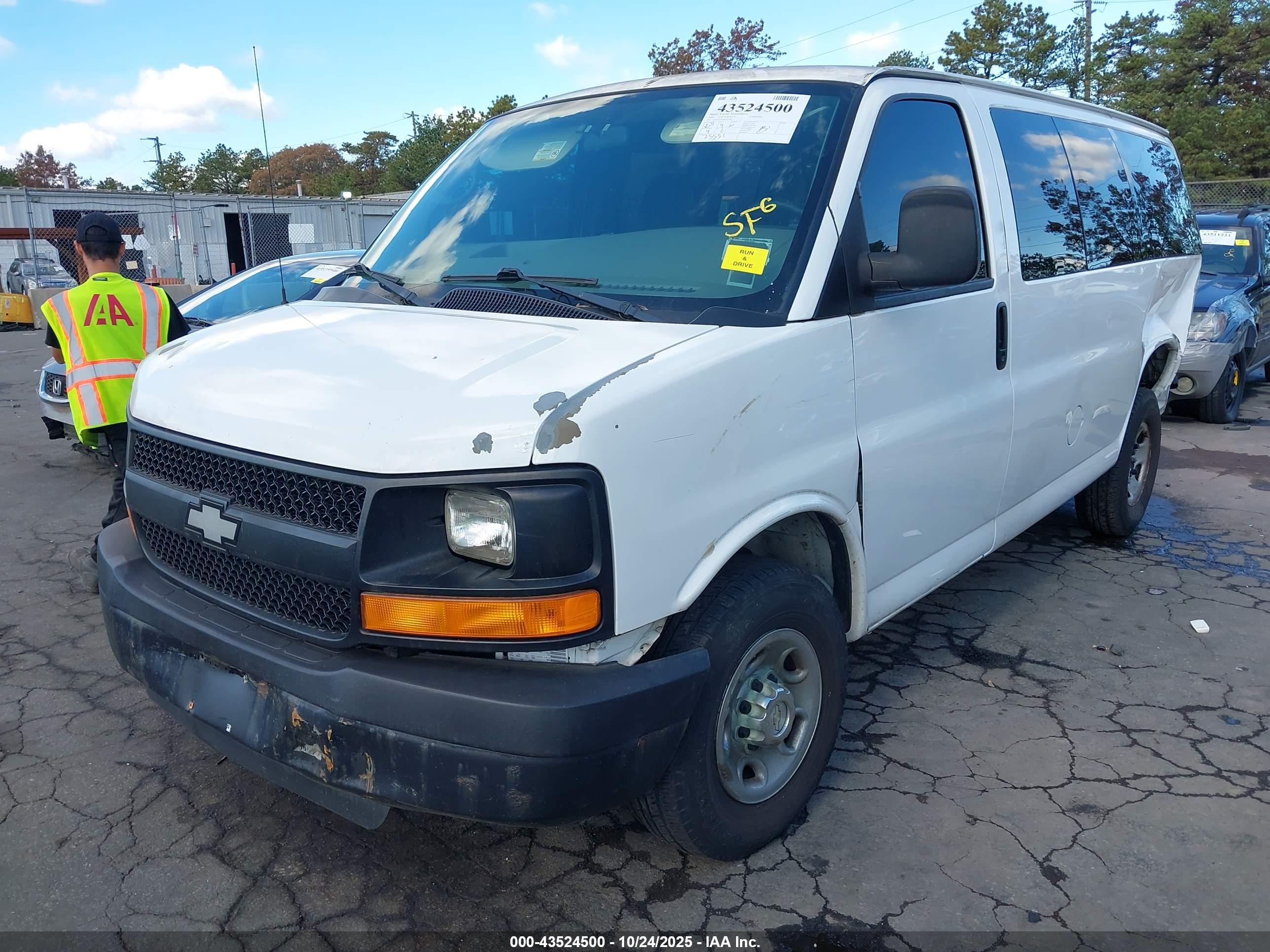 CHEVROLET EXPRESS image 2