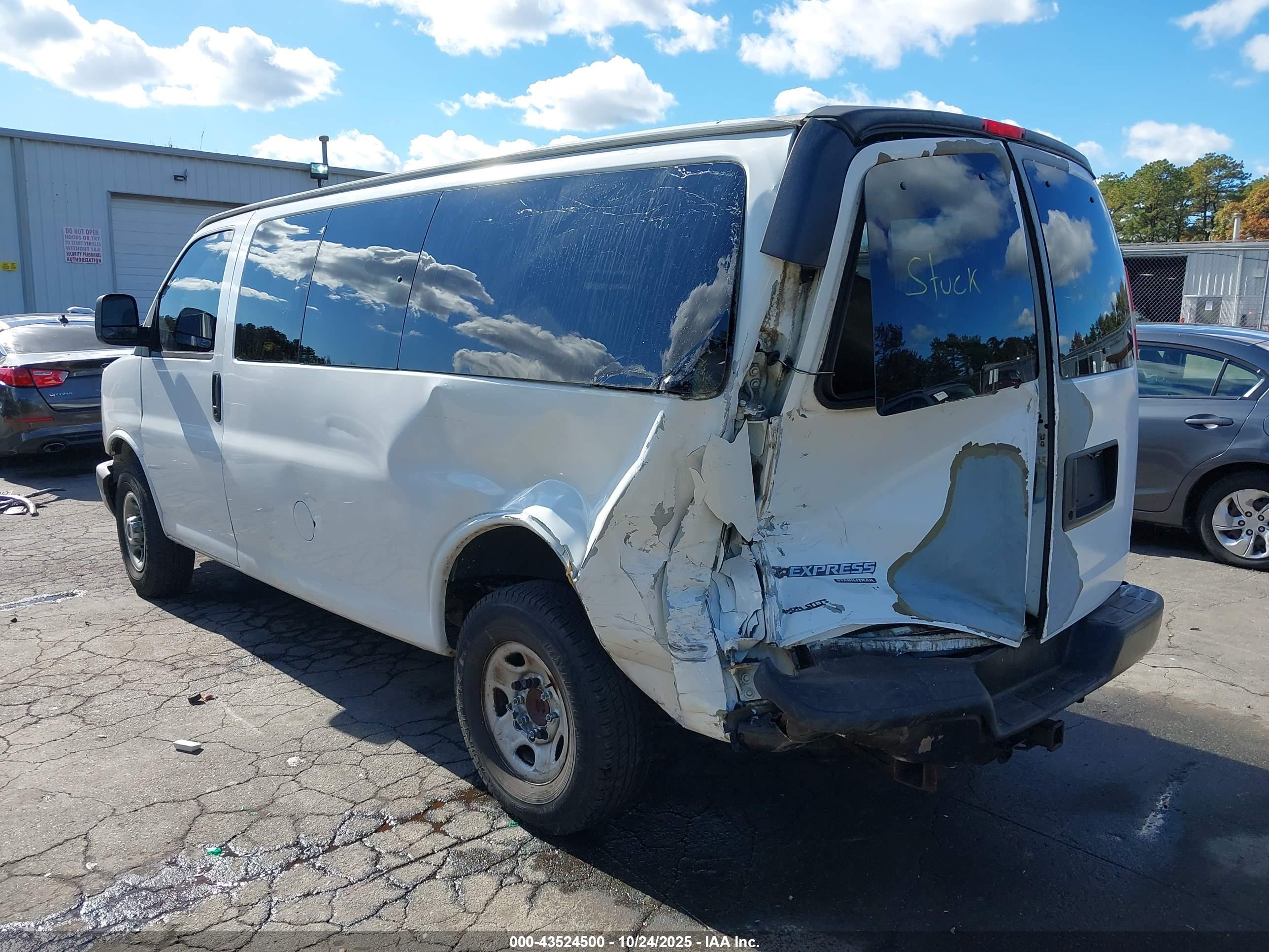 CHEVROLET EXPRESS image 3