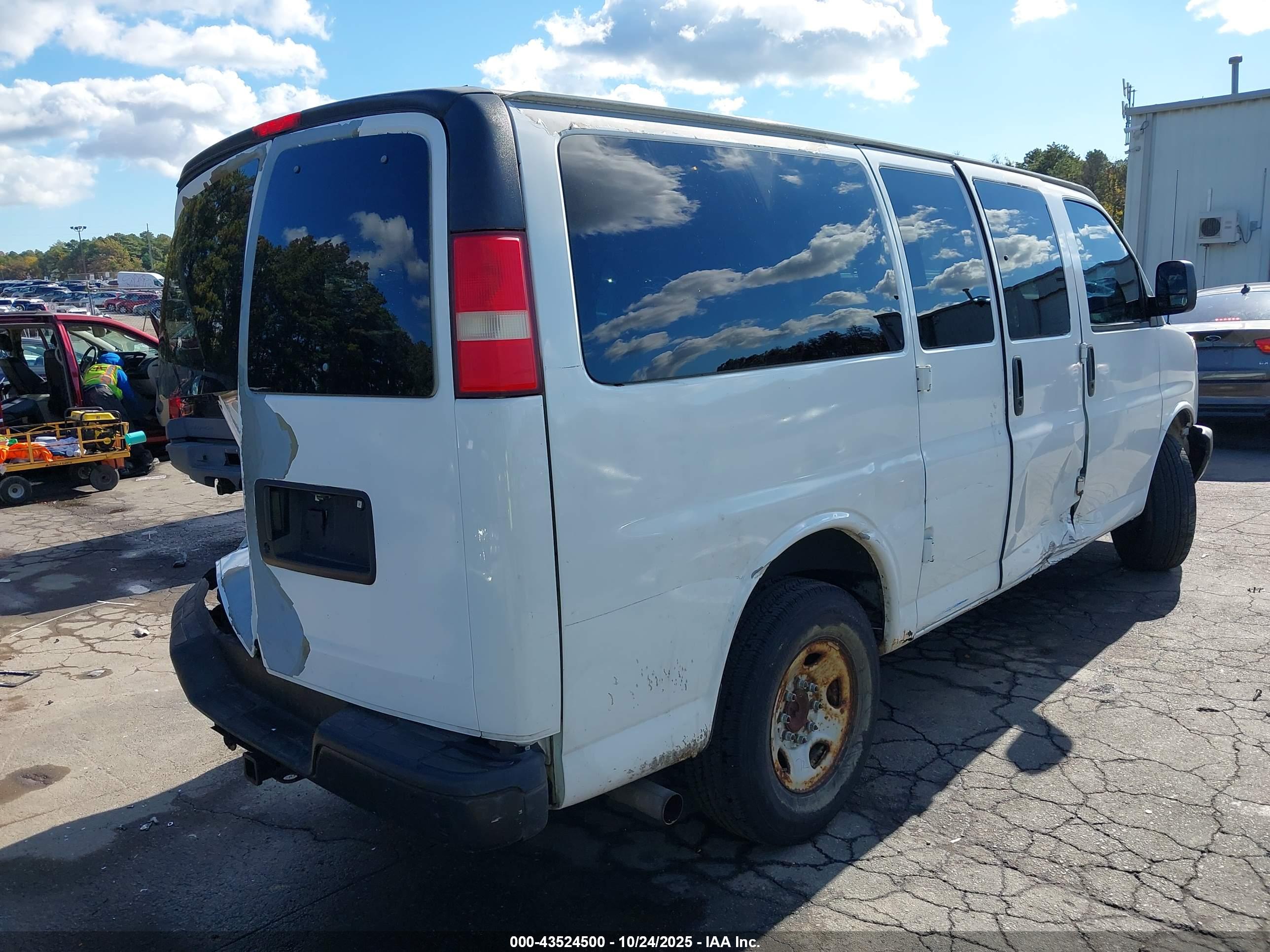 CHEVROLET EXPRESS image 4