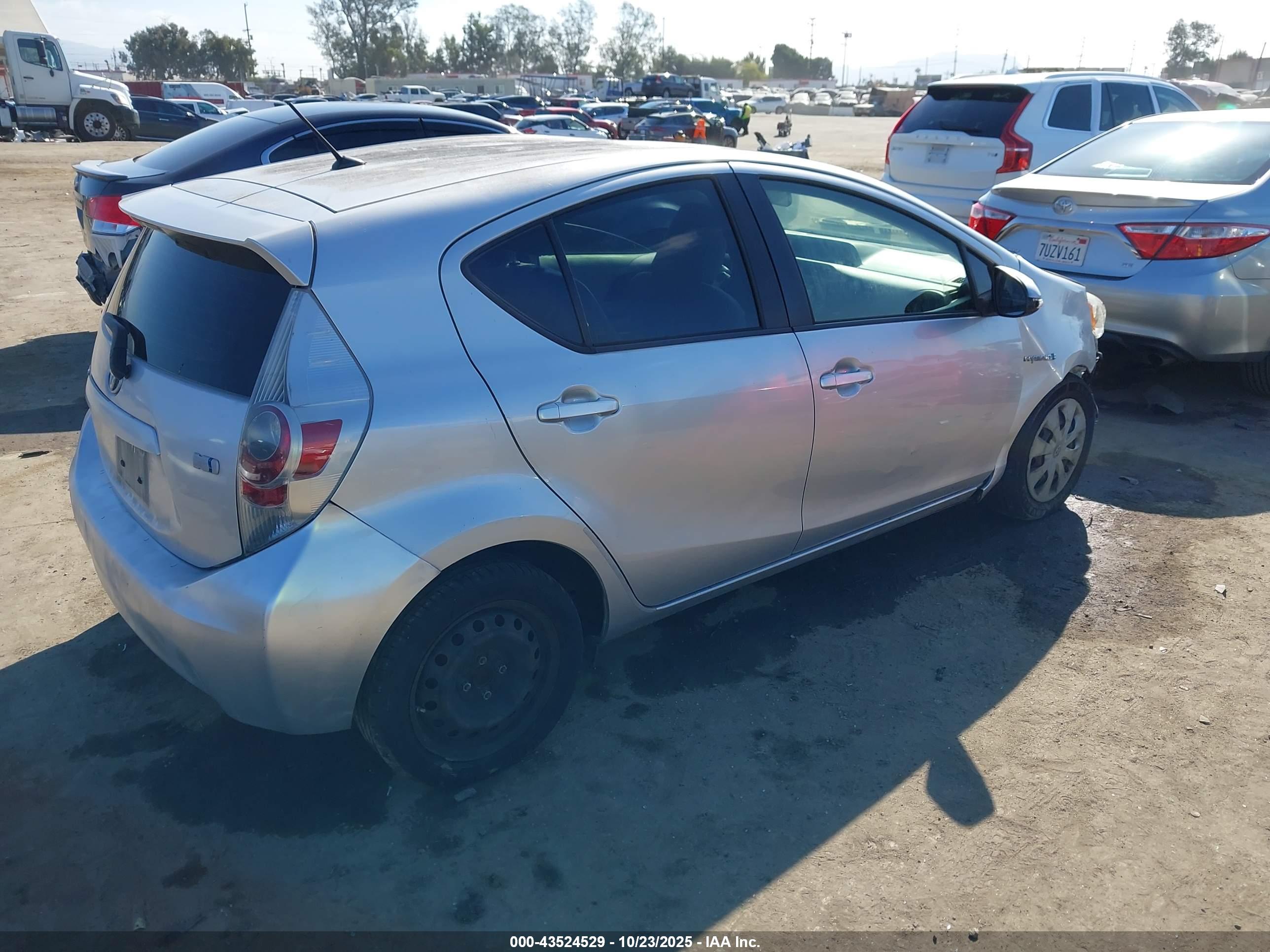 TOYOTA PRIUS image 4