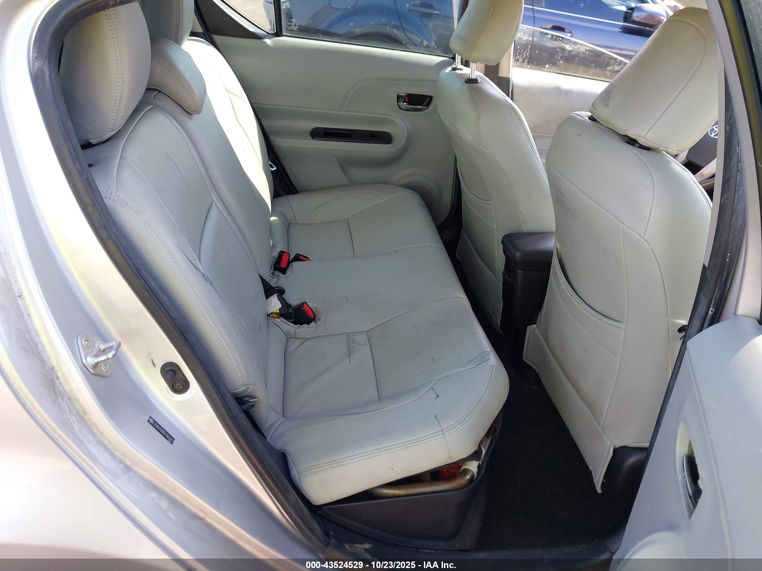 TOYOTA PRIUS image 8