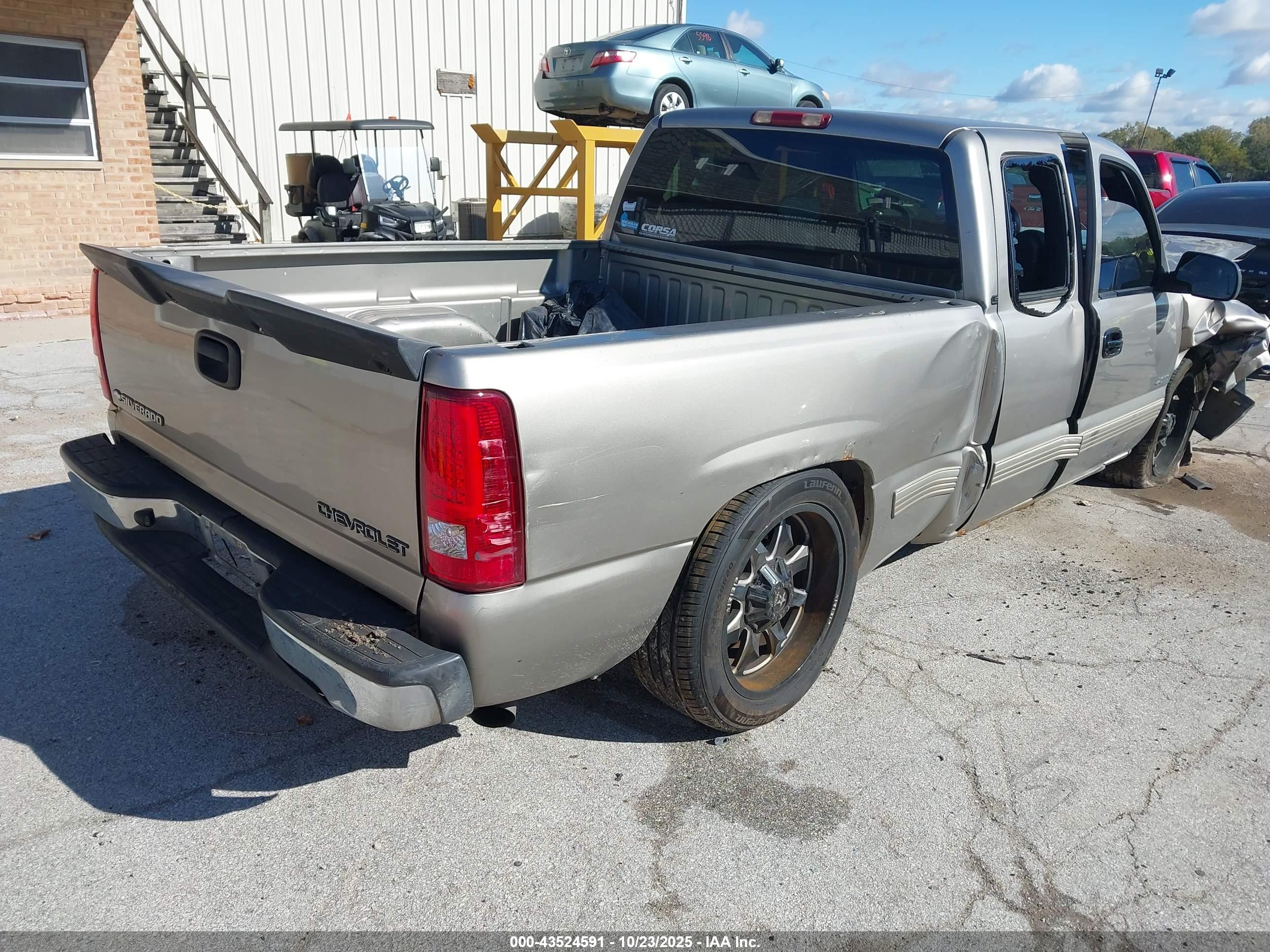 CHEVROLET SILVERADO image 4