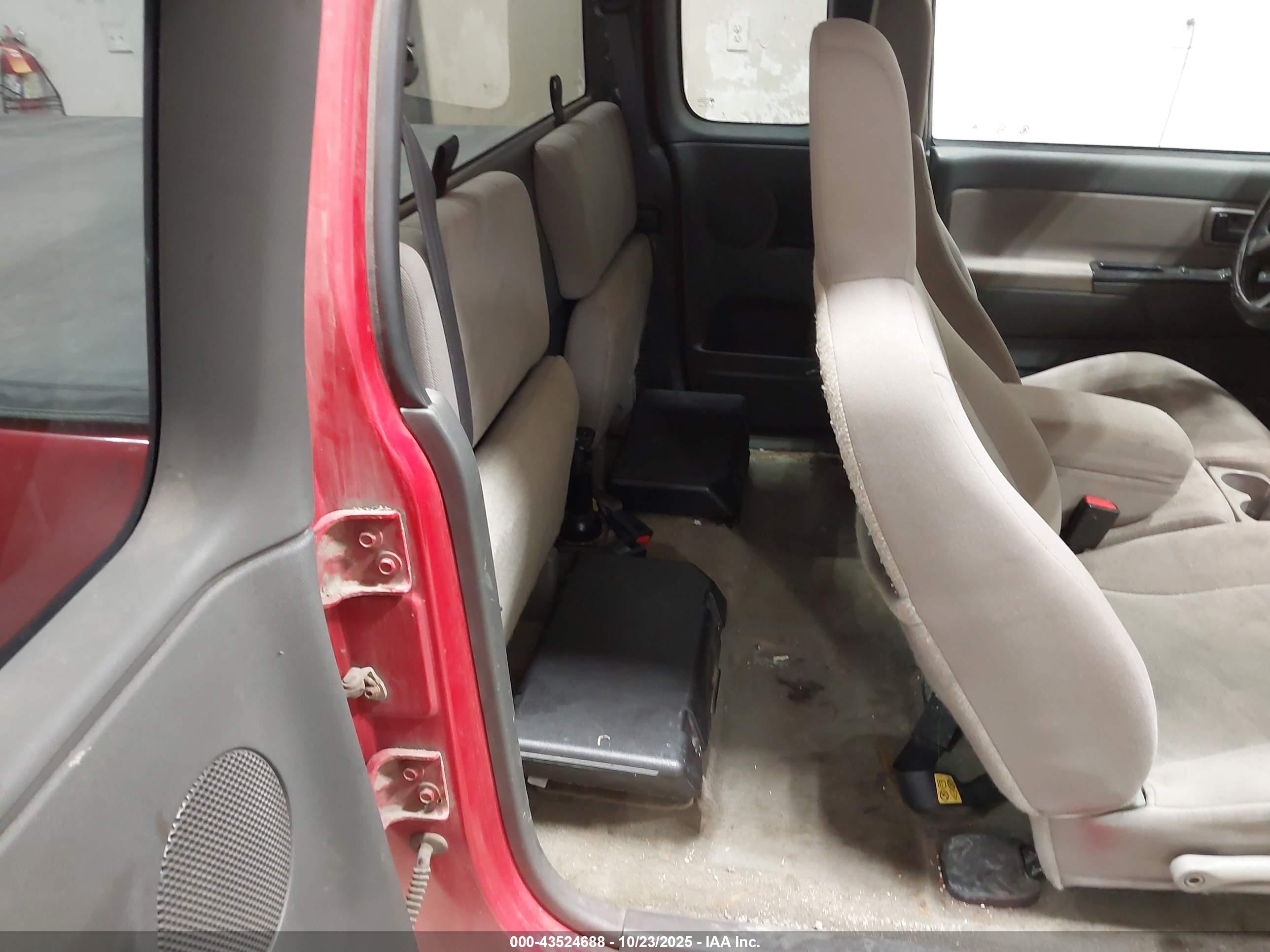 CHEVROLET COLORADO image 8