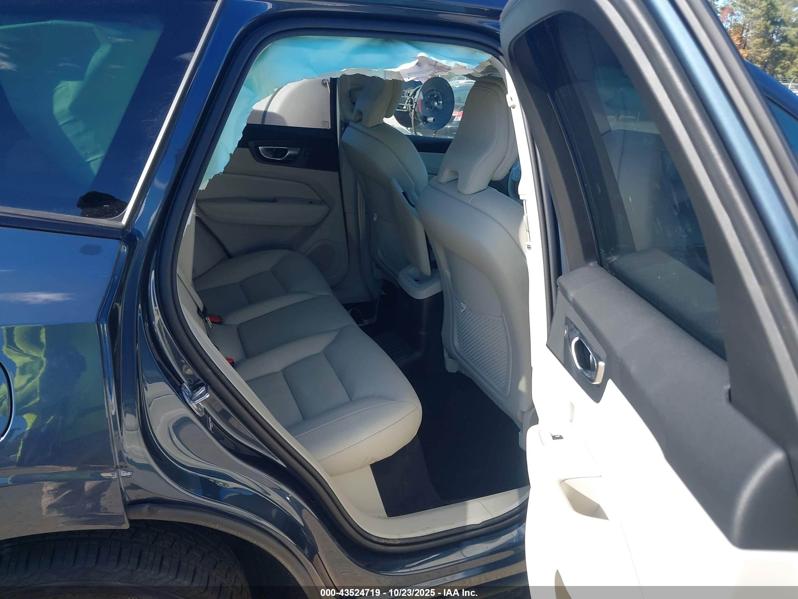 VOLVO XC60 image 8
