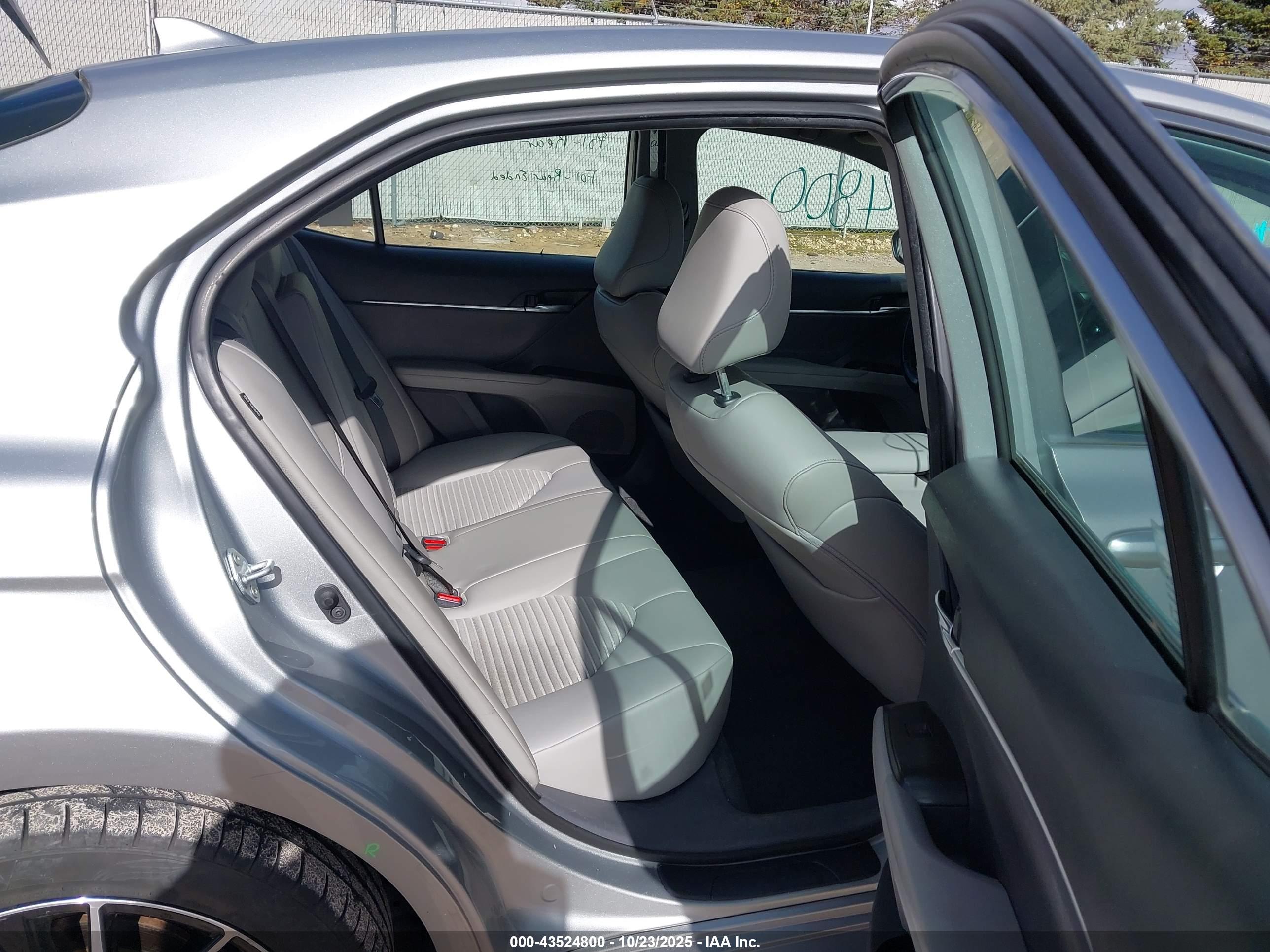 TOYOTA CAMRY image 8