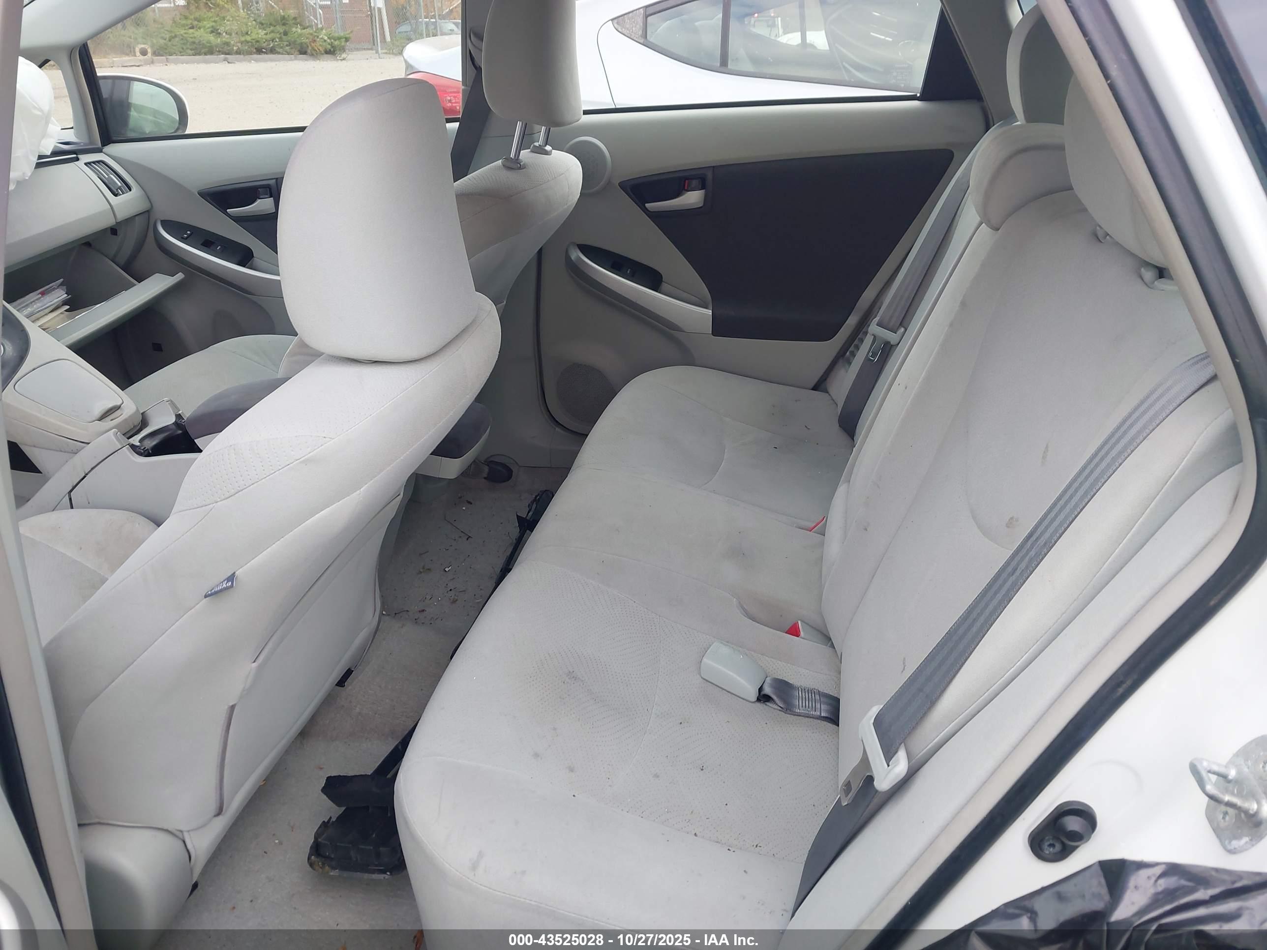 TOYOTA PRIUS image 8
