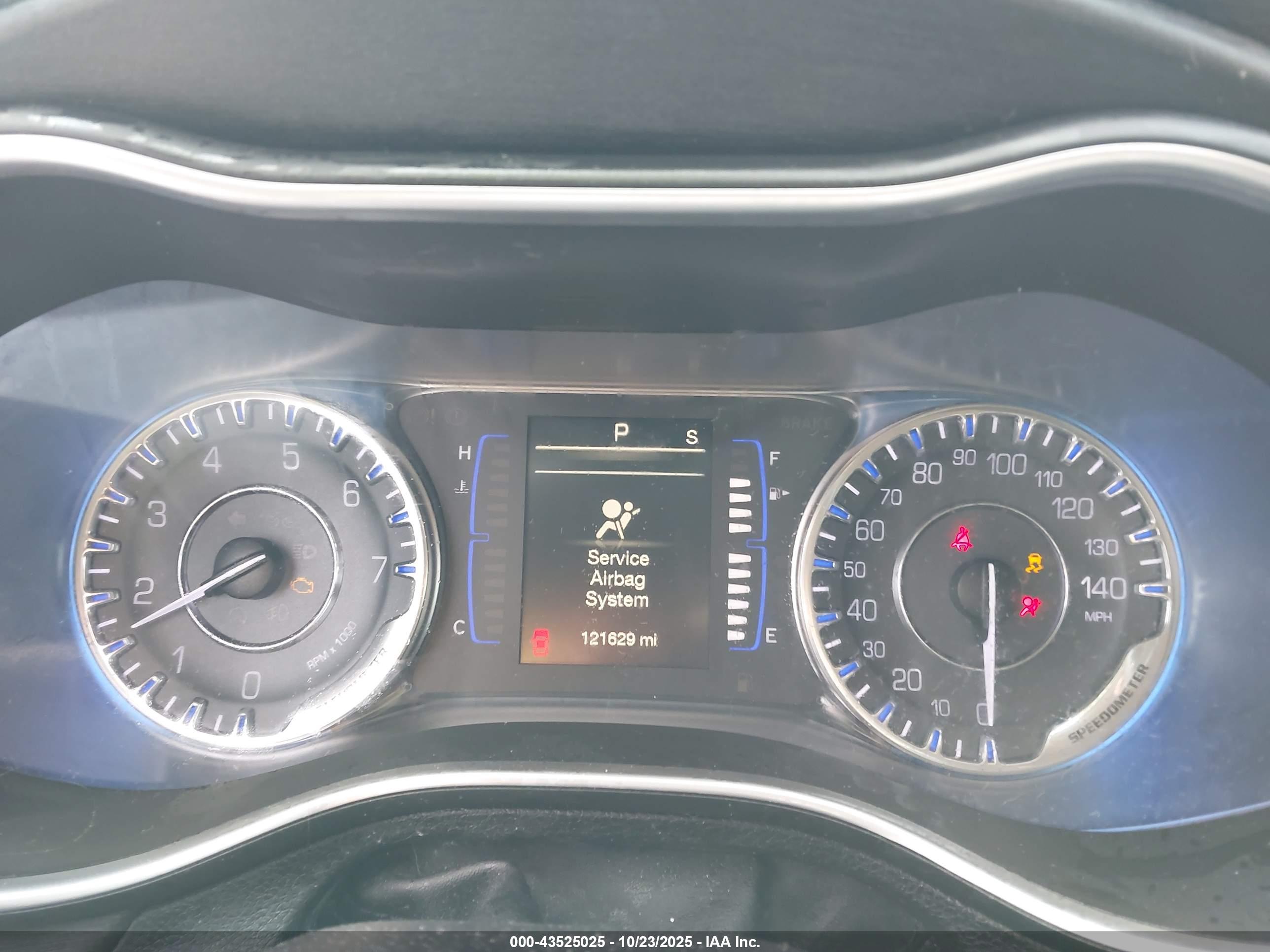 CHRYSLER 200 image 7
