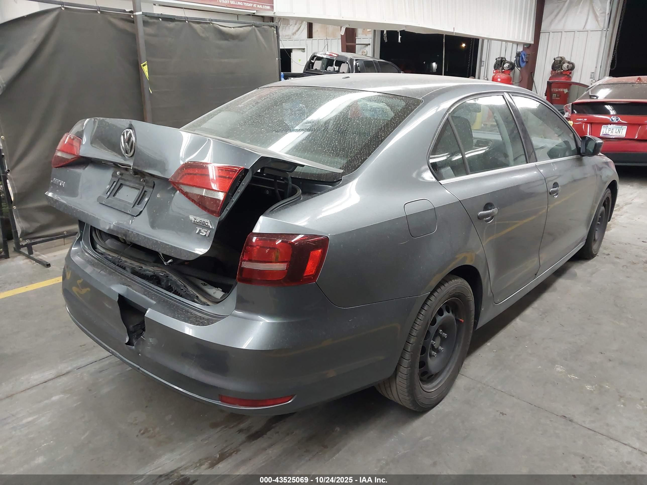 VOLKSWAGEN JETTA image 4