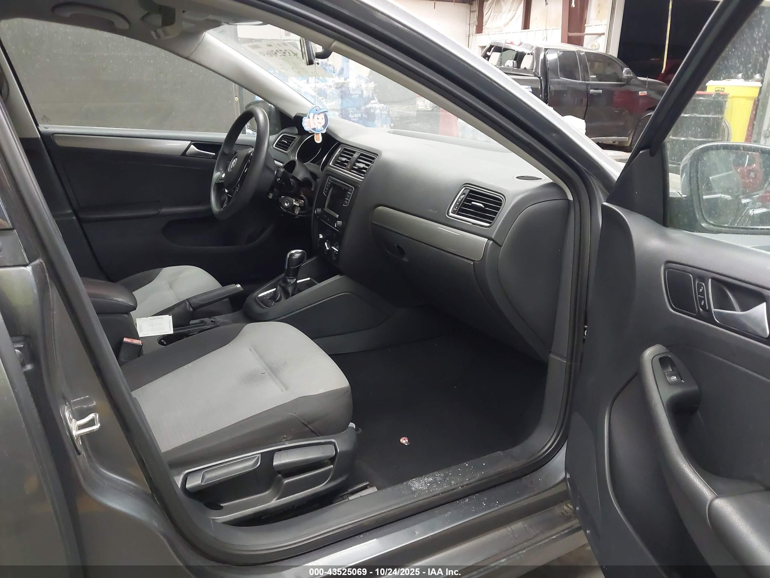 VOLKSWAGEN JETTA image 5