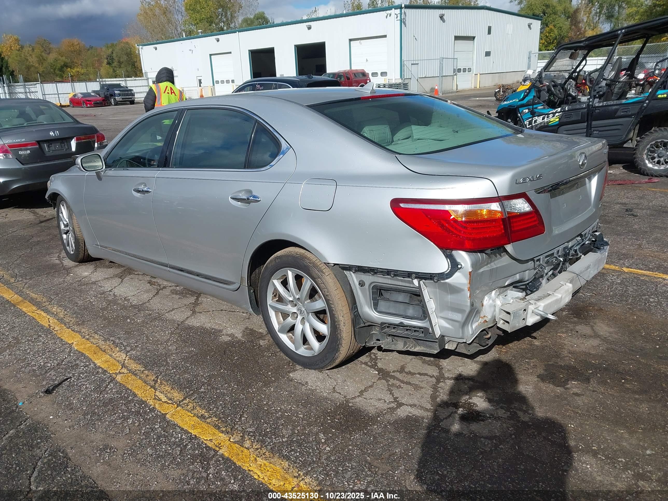 LEXUS LS image 3