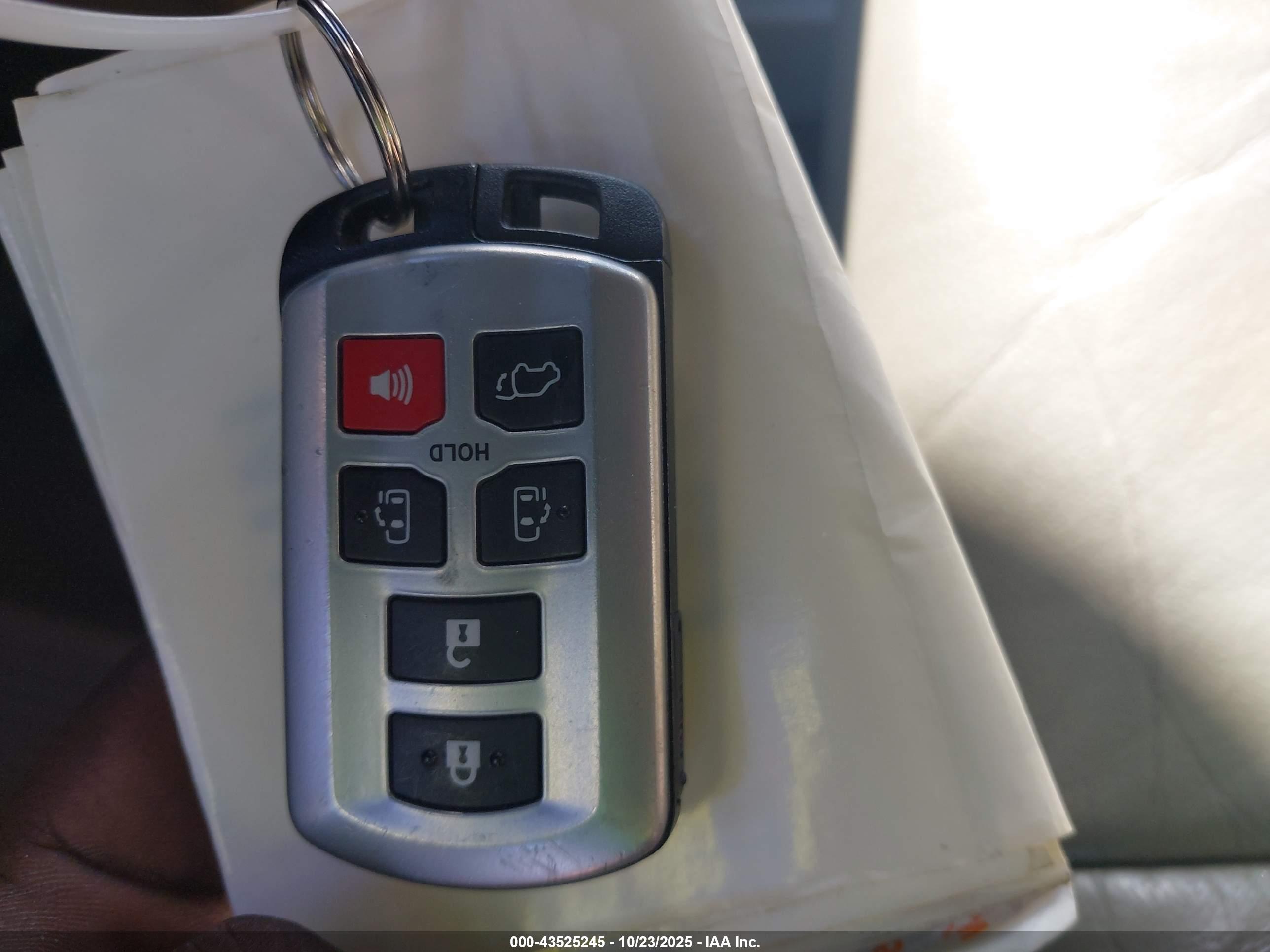 TOYOTA SIENNA image 11