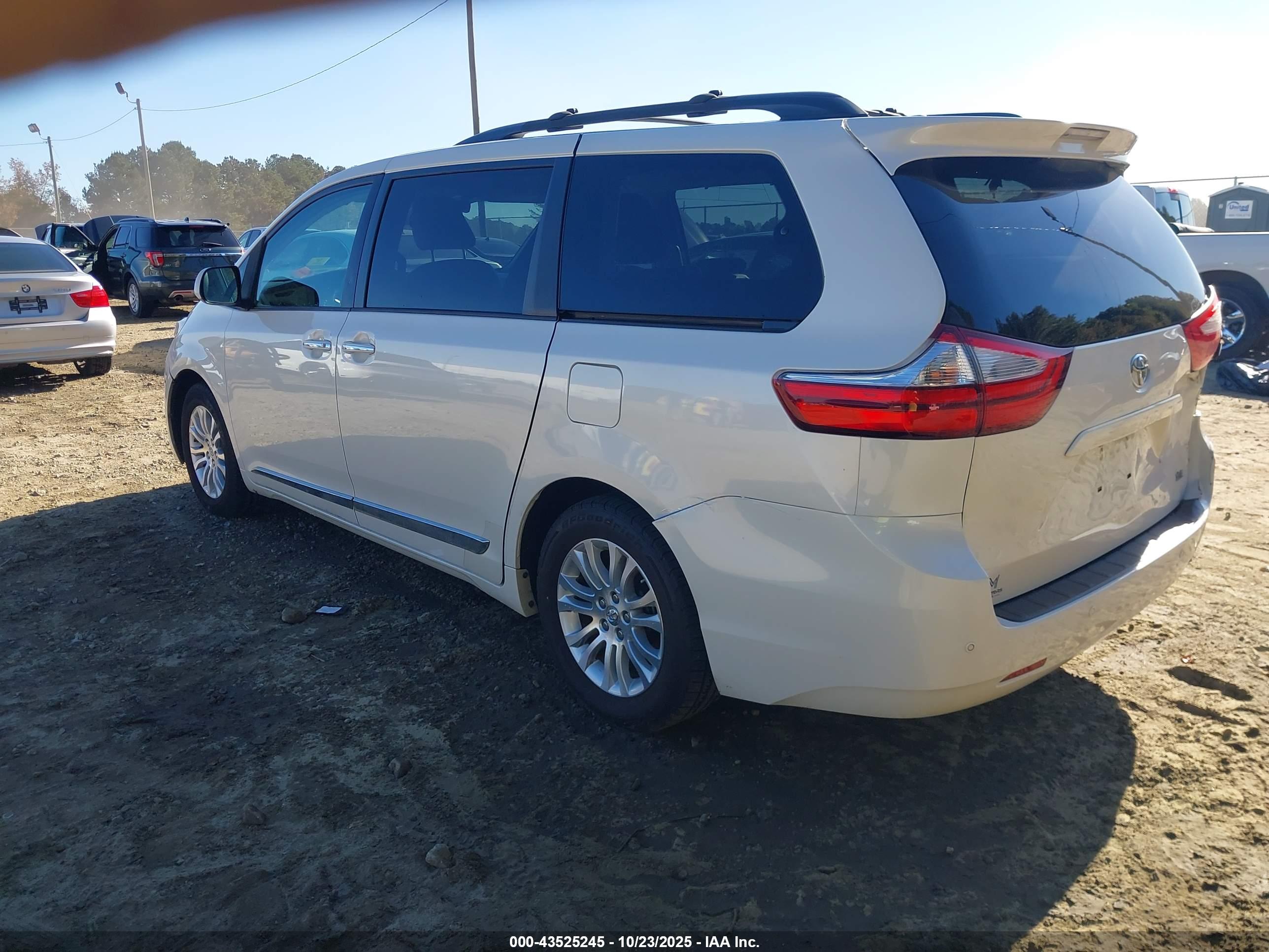 TOYOTA SIENNA image 3