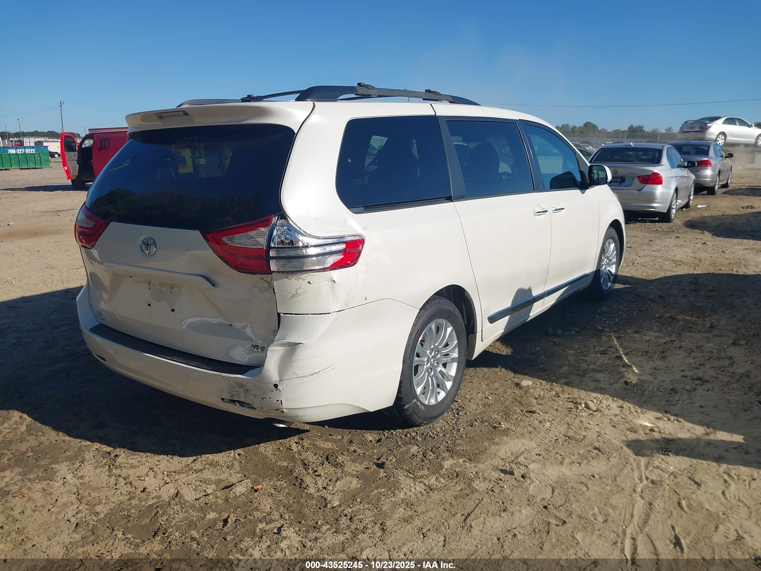 TOYOTA SIENNA image 4