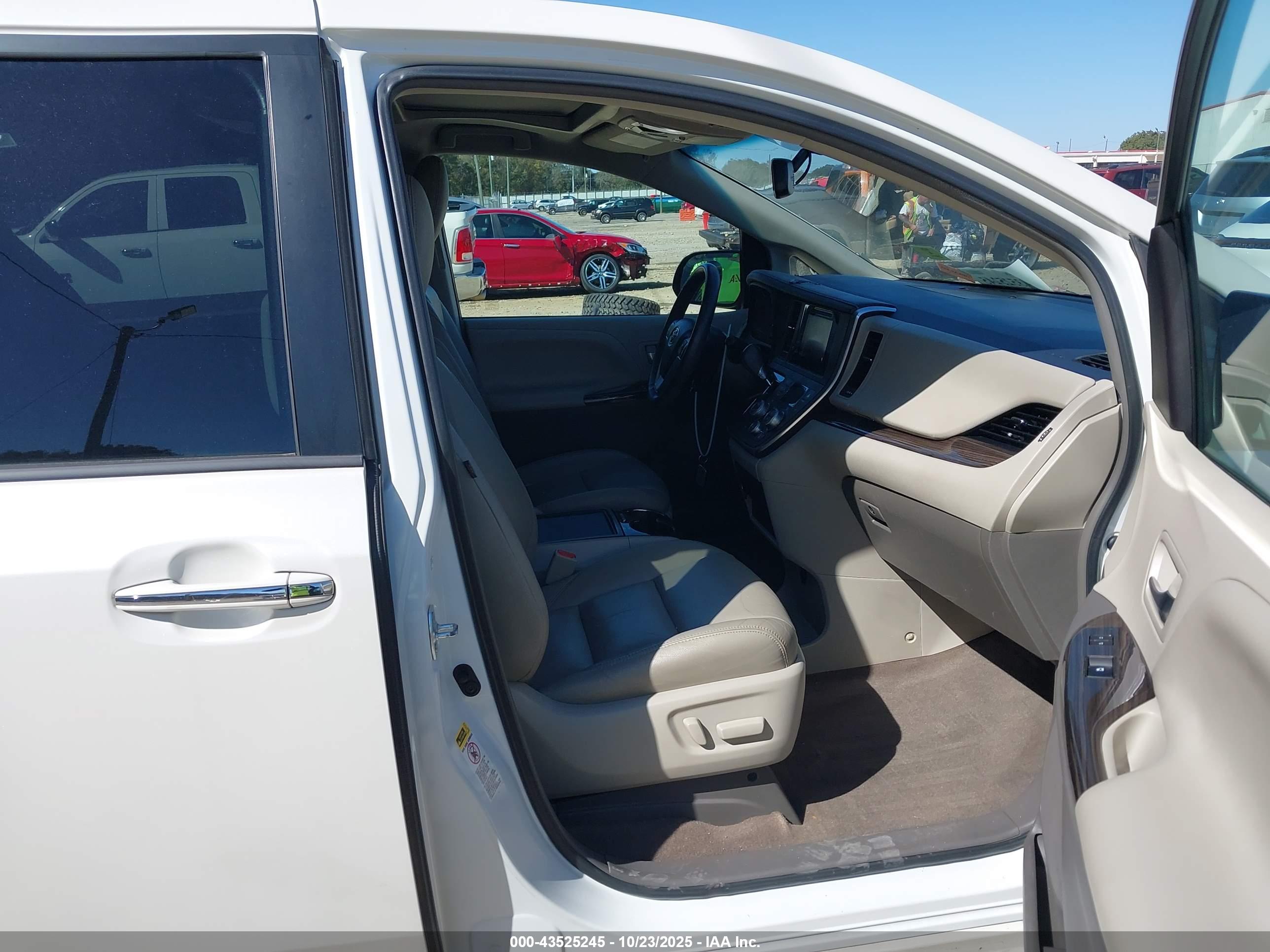 TOYOTA SIENNA image 5