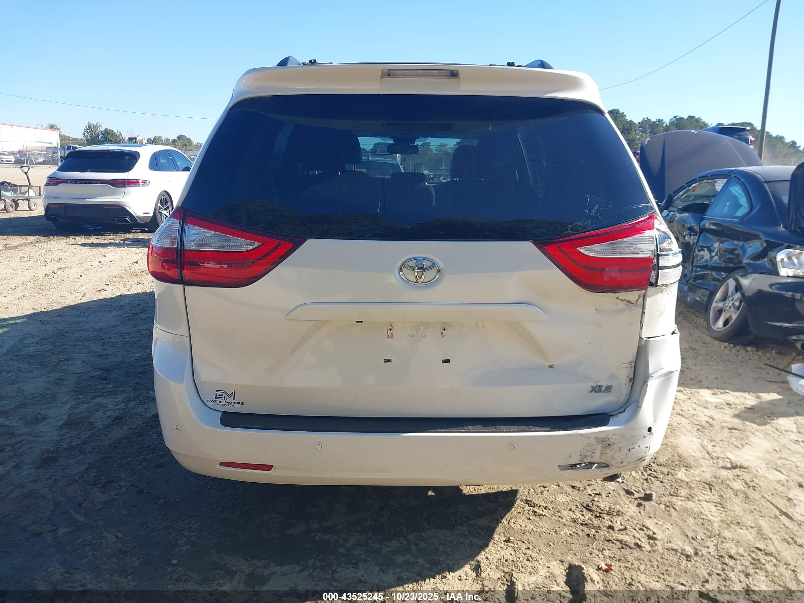 TOYOTA SIENNA image 6