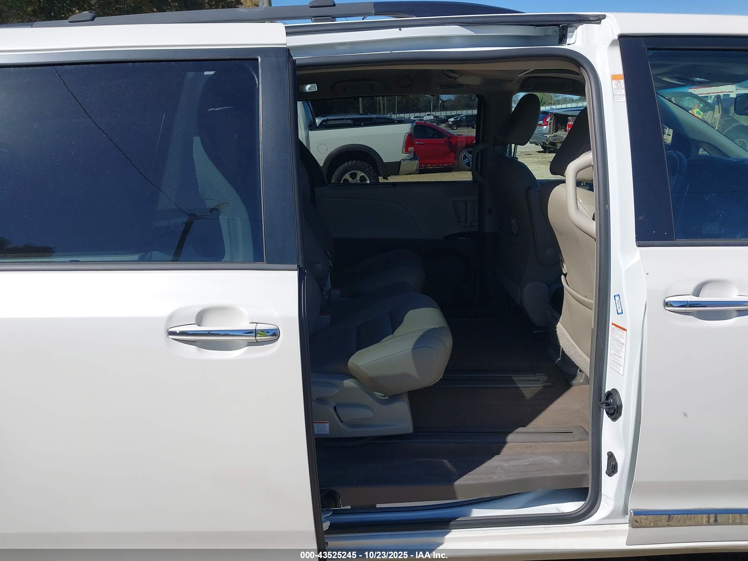 TOYOTA SIENNA image 8