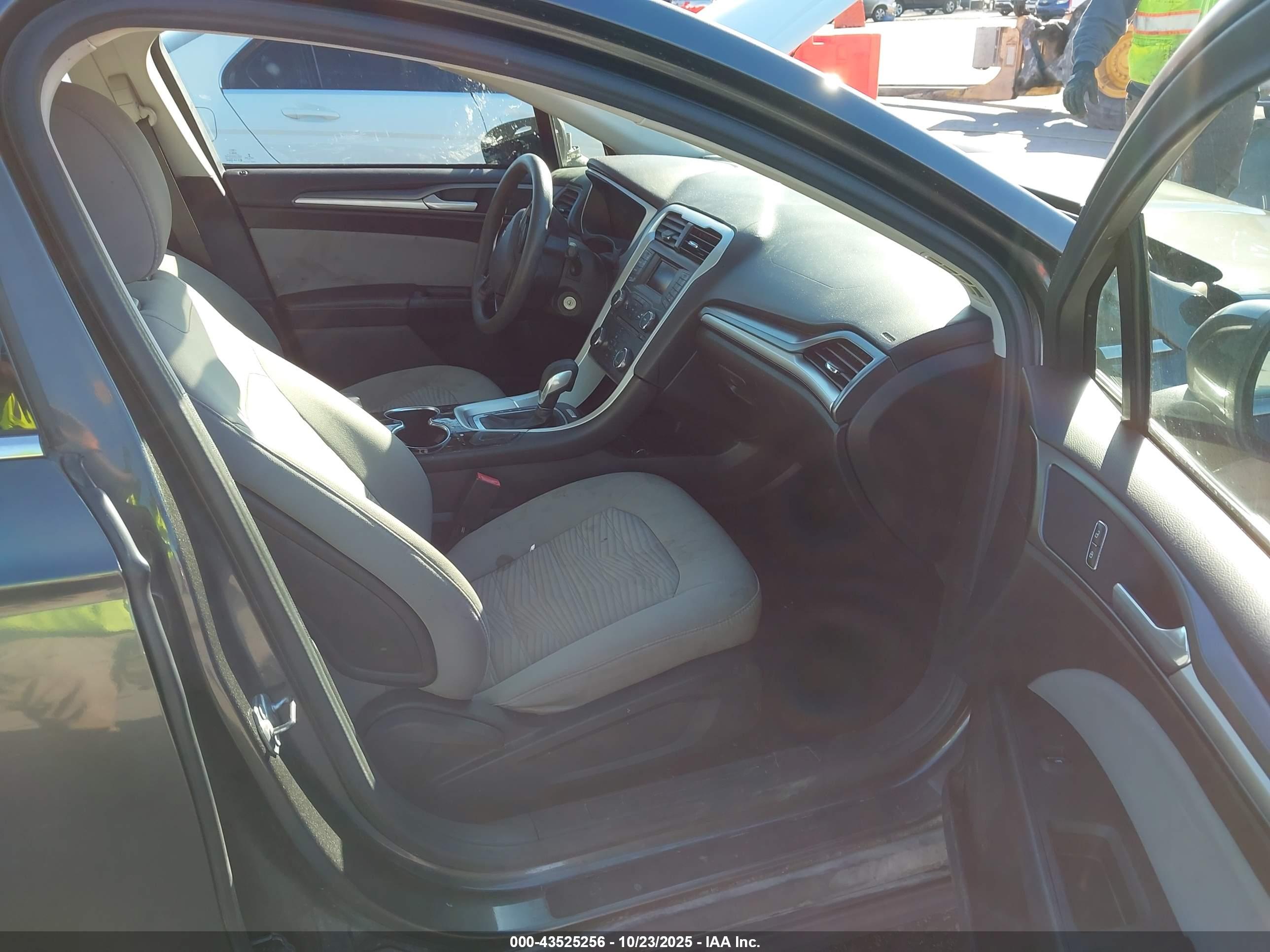 FORD FUSION image 5
