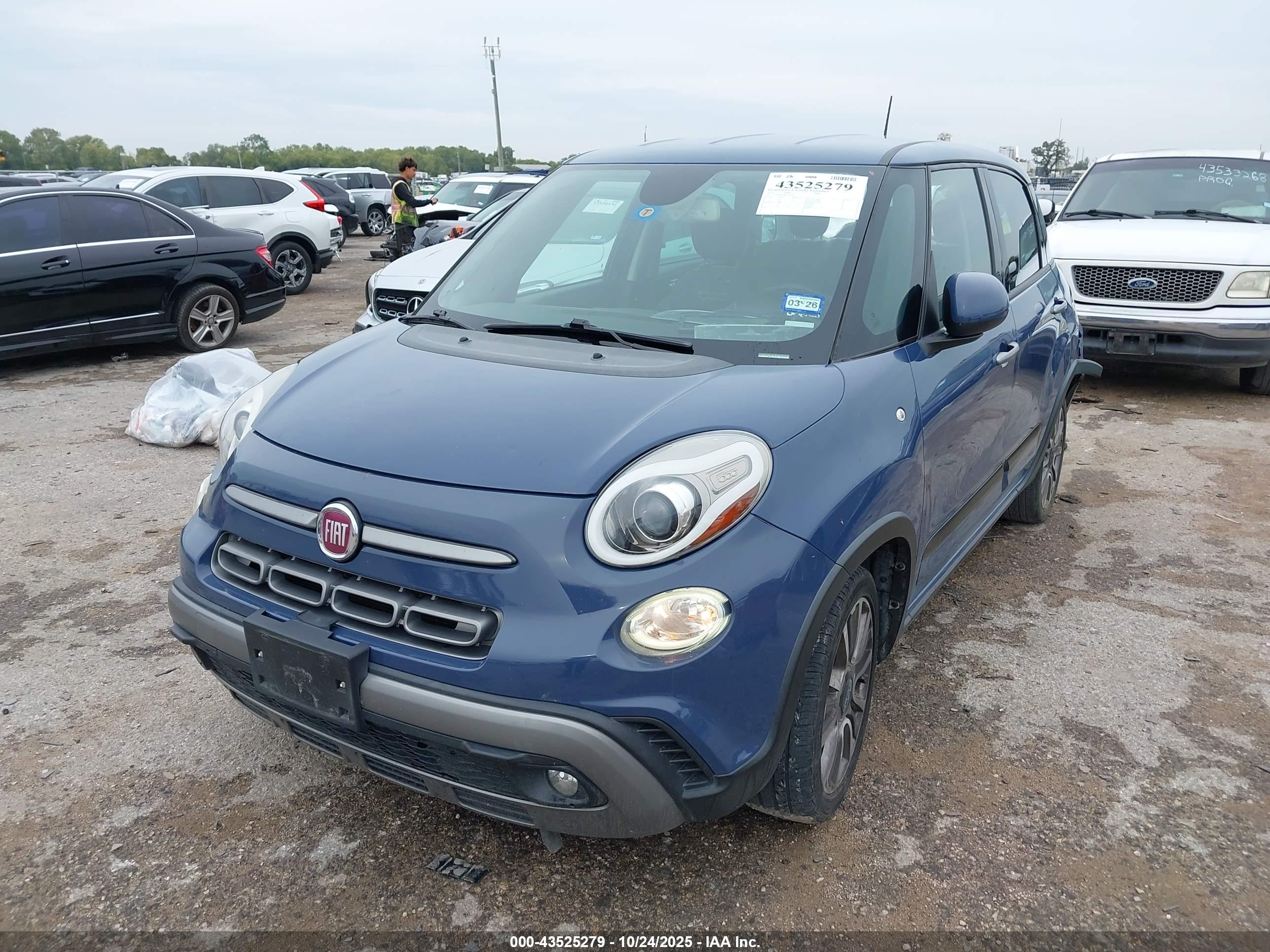 FIAT 500L image 2