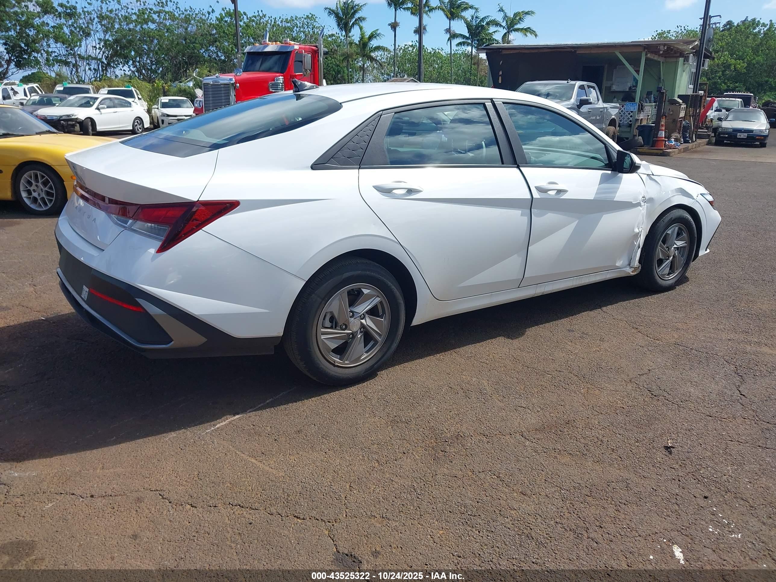 HYUNDAI ELANTRA image 4