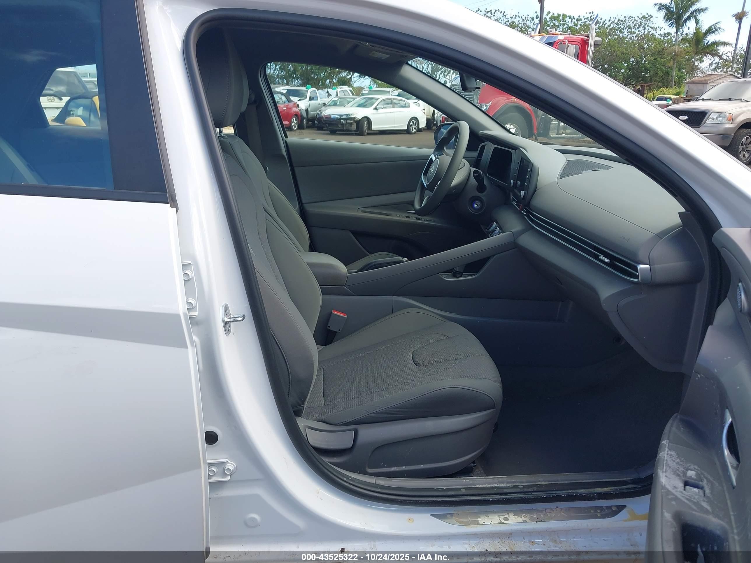HYUNDAI ELANTRA image 5
