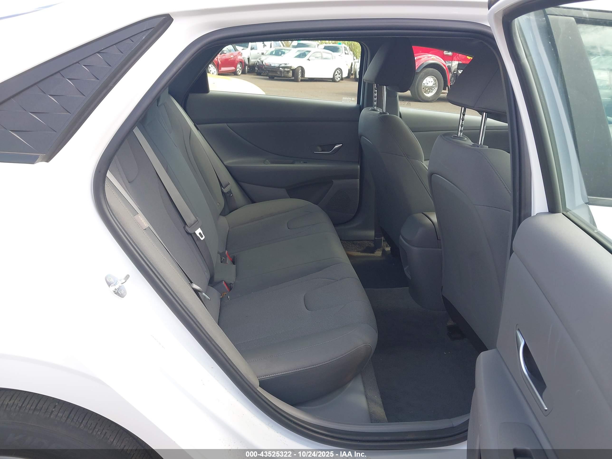 HYUNDAI ELANTRA image 8