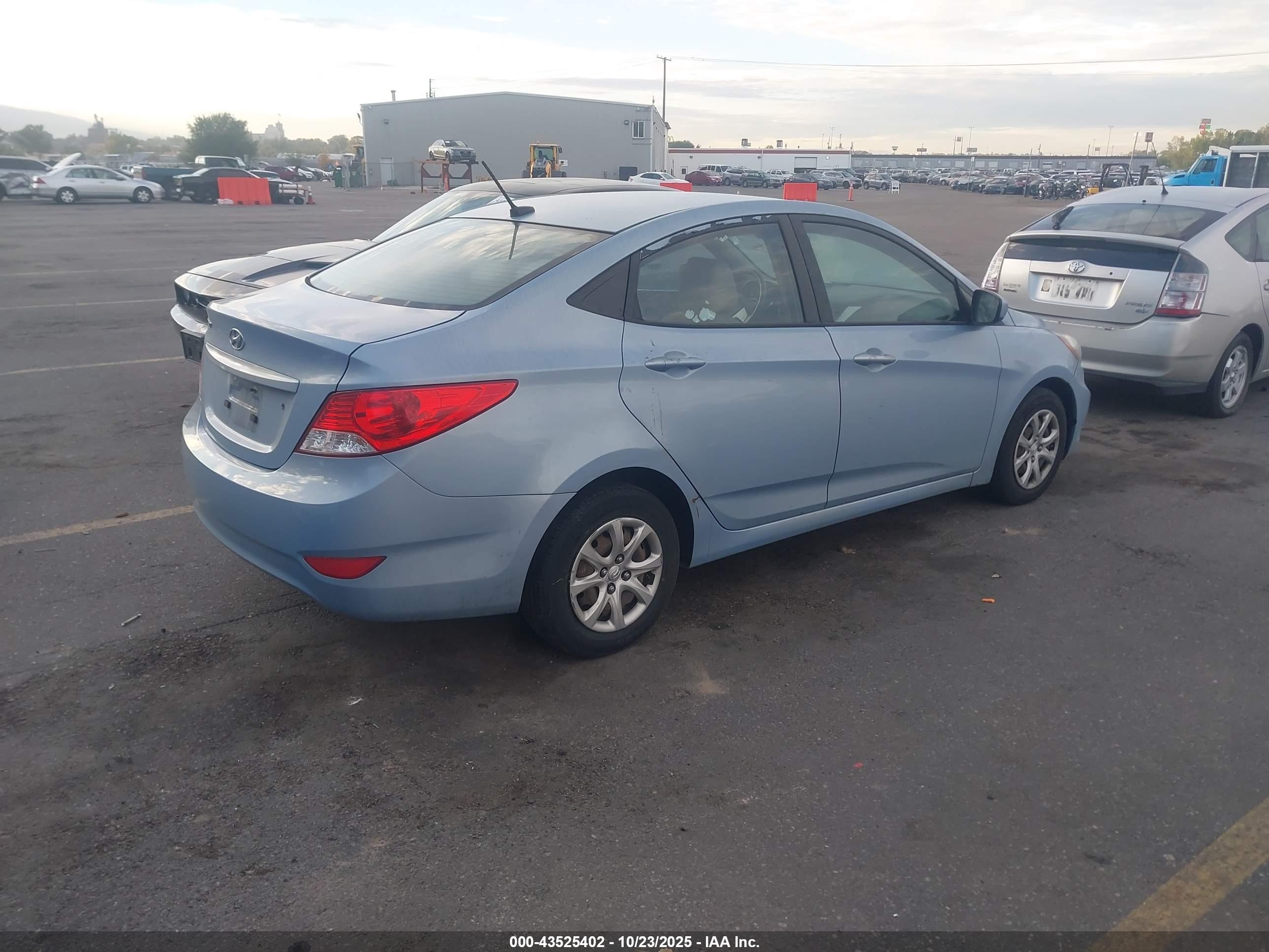 HYUNDAI ACCENT image 4