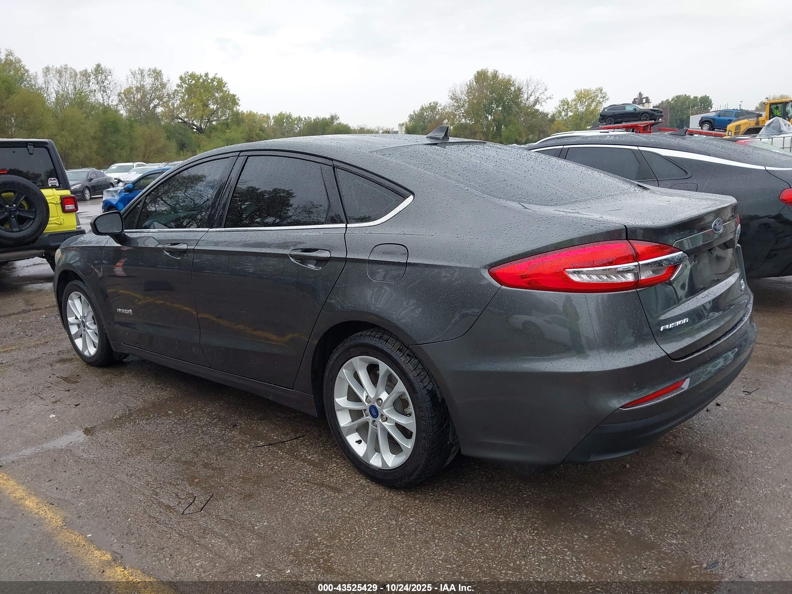 FORD FUSION image 3