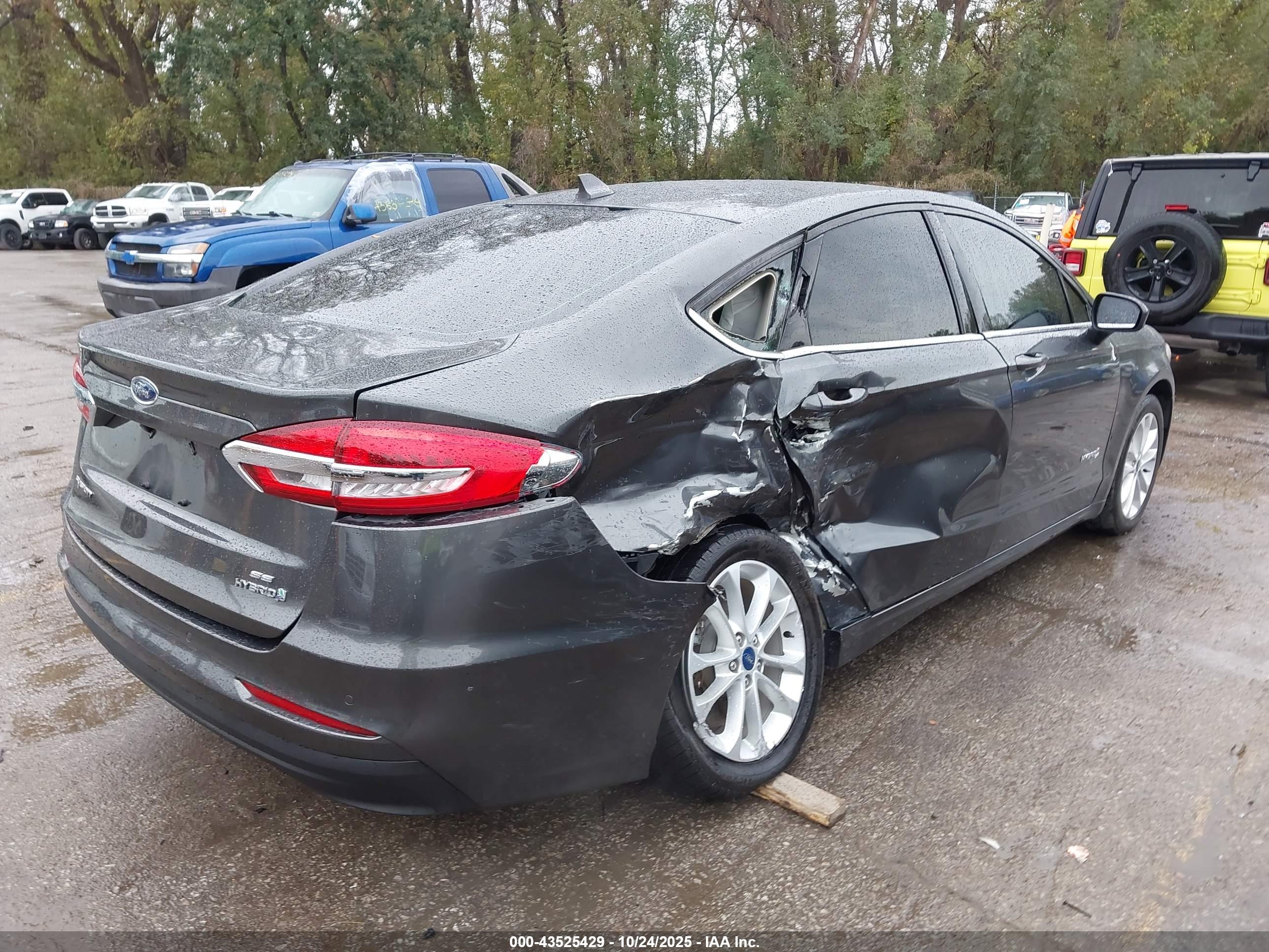 FORD FUSION image 4
