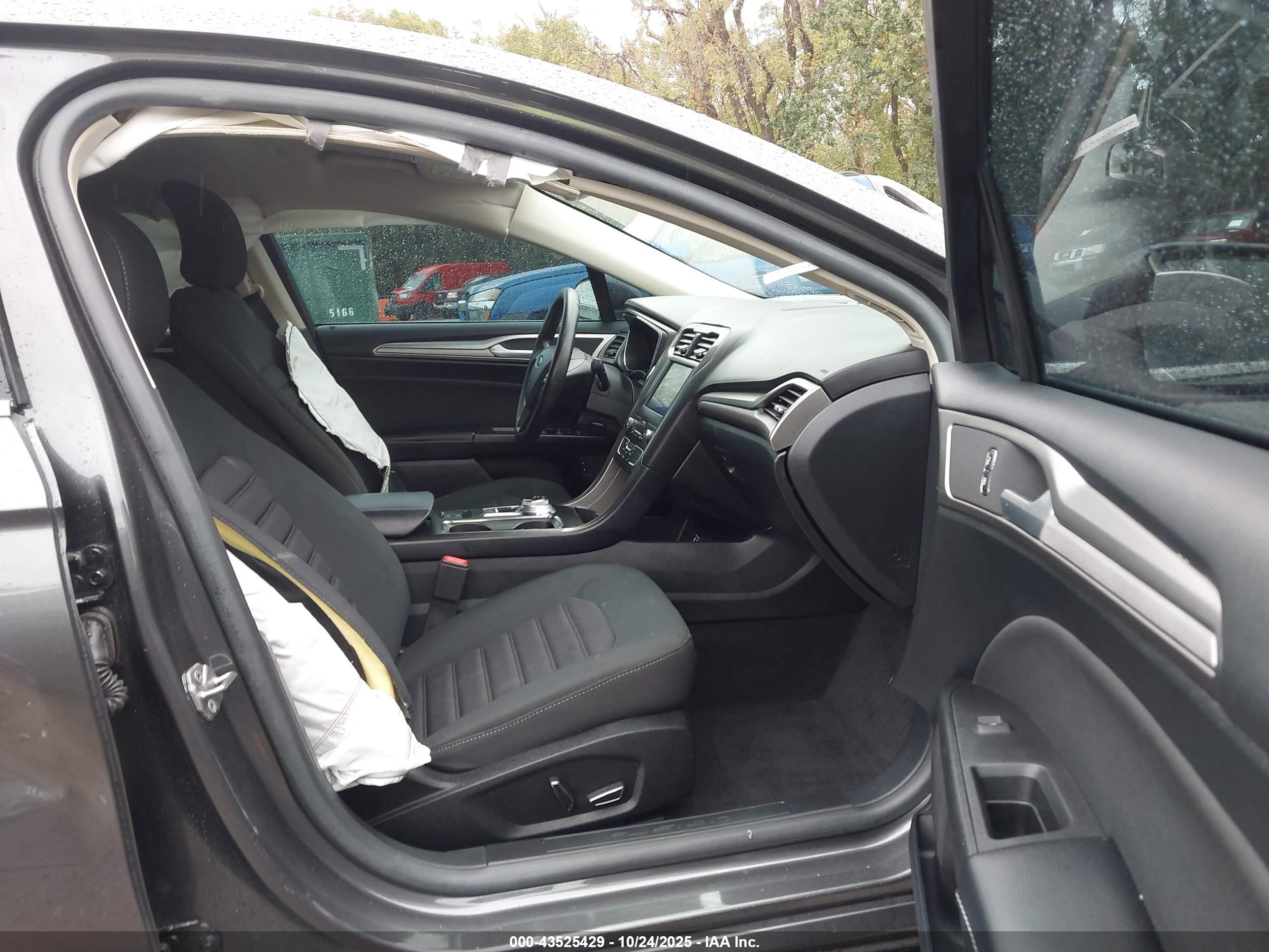 FORD FUSION image 5