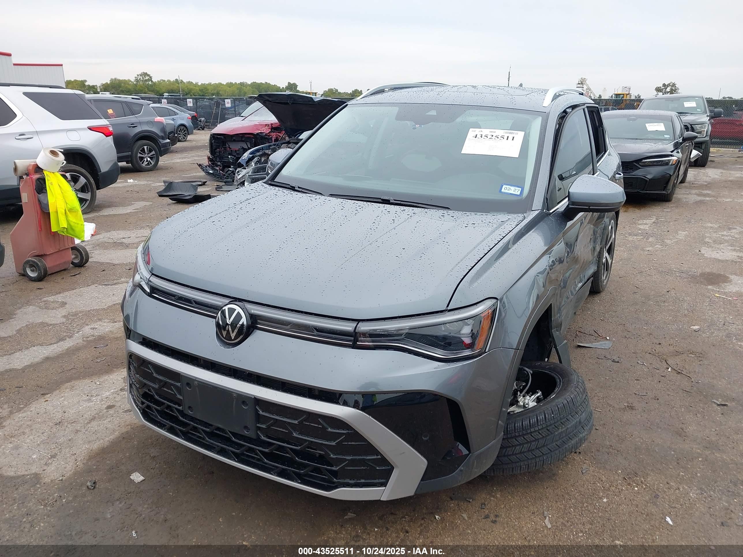 VOLKSWAGEN TAOS image 2