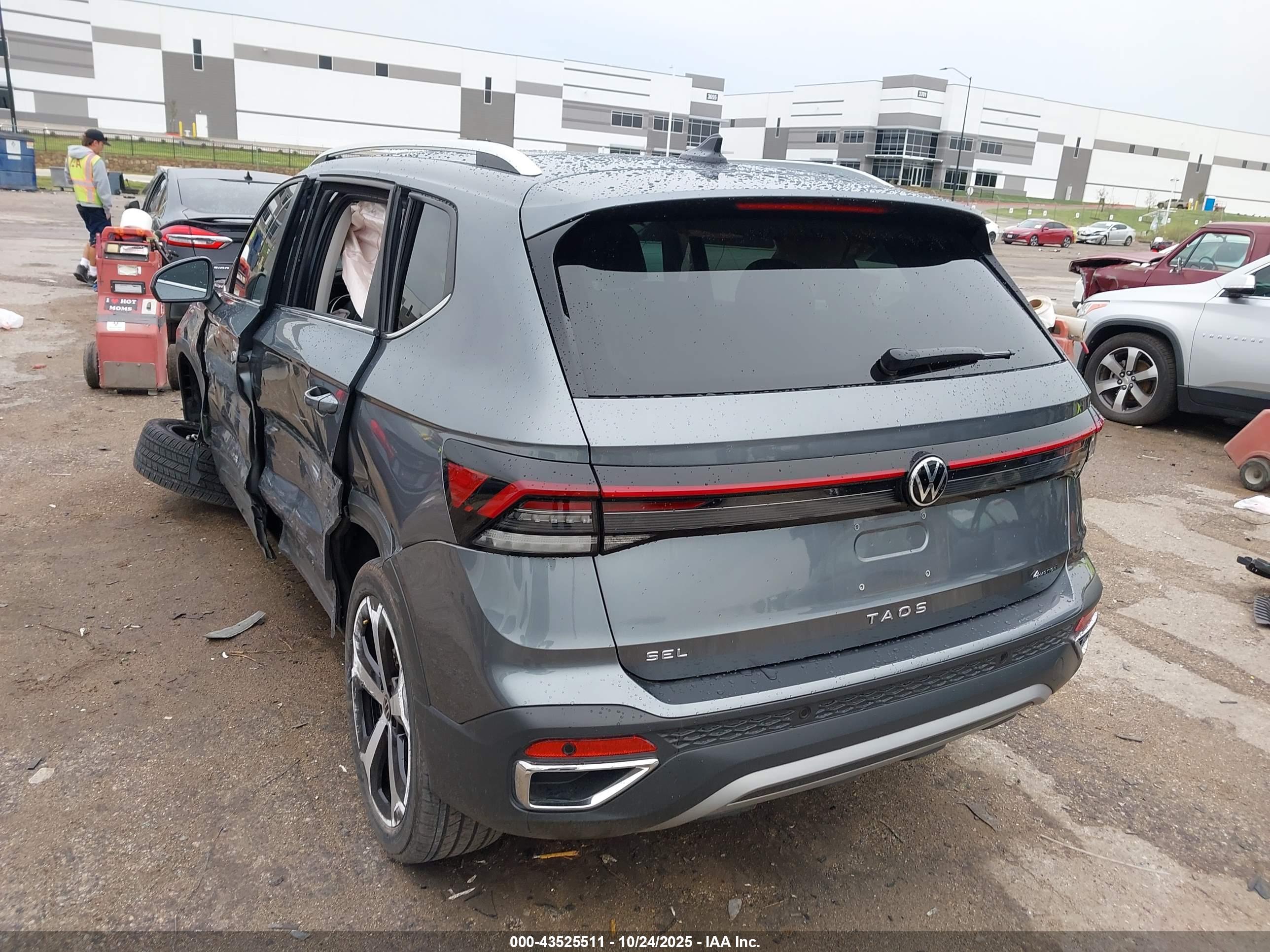 VOLKSWAGEN TAOS image 3