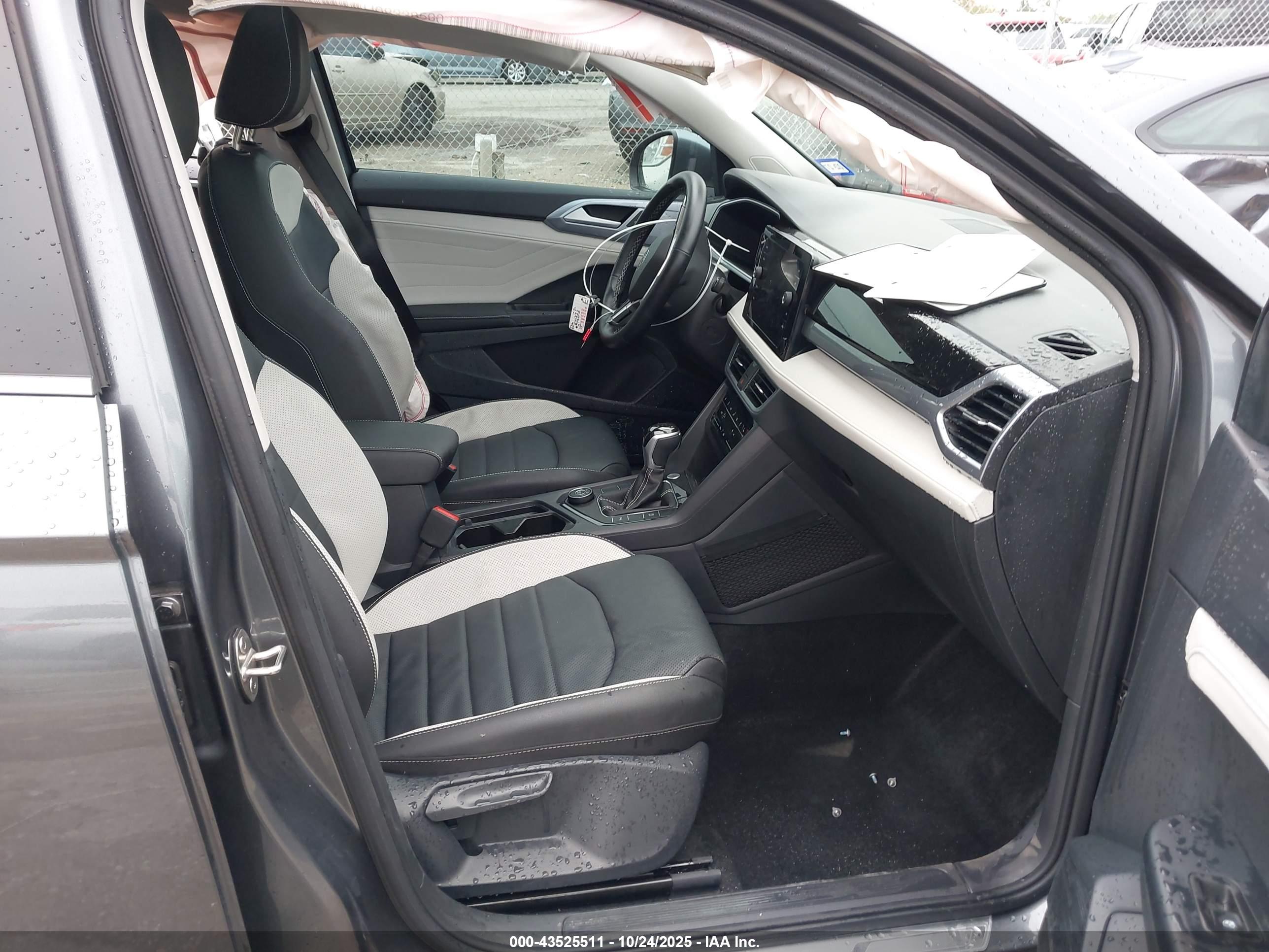 VOLKSWAGEN TAOS image 5