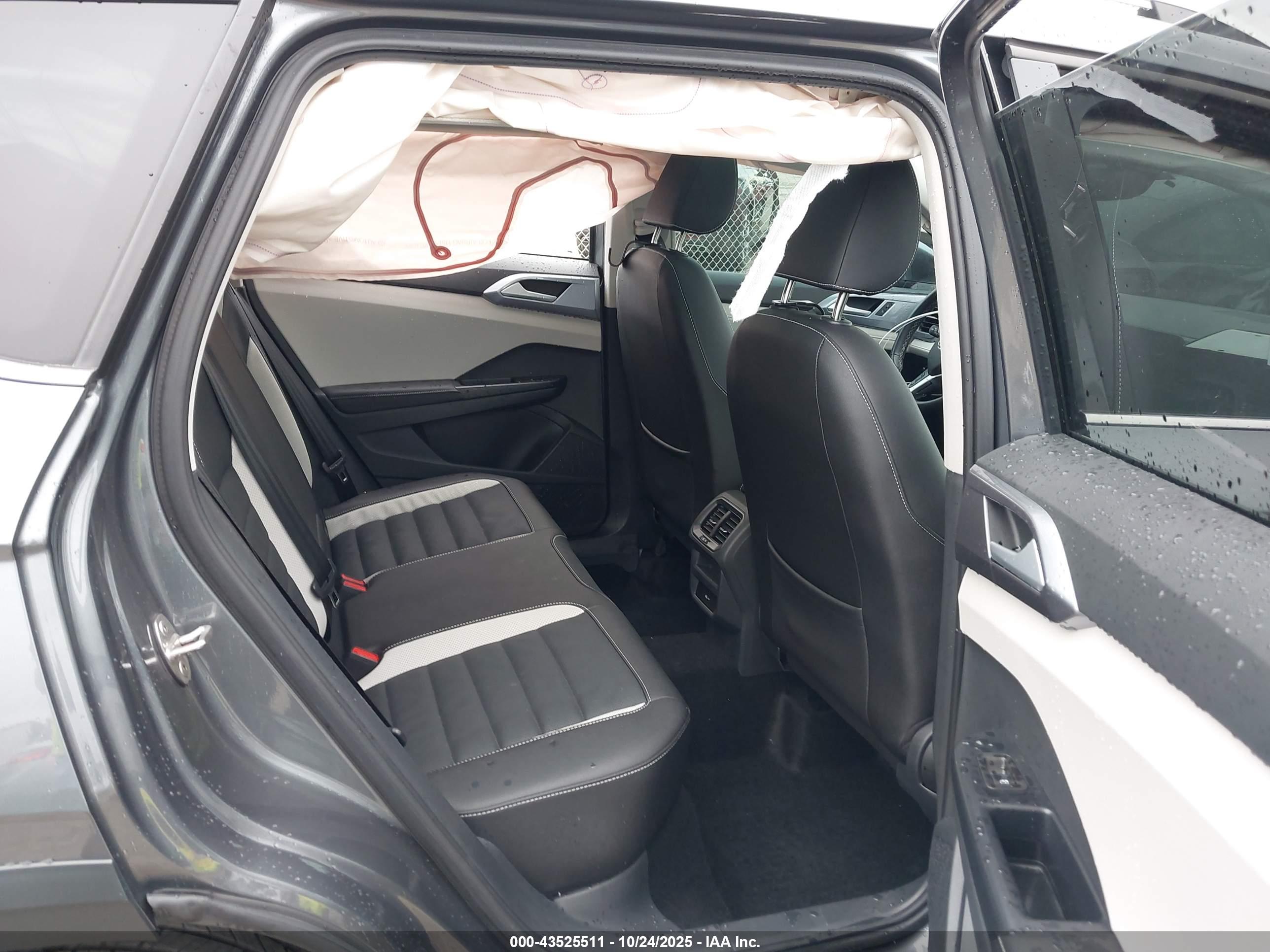 VOLKSWAGEN TAOS image 8