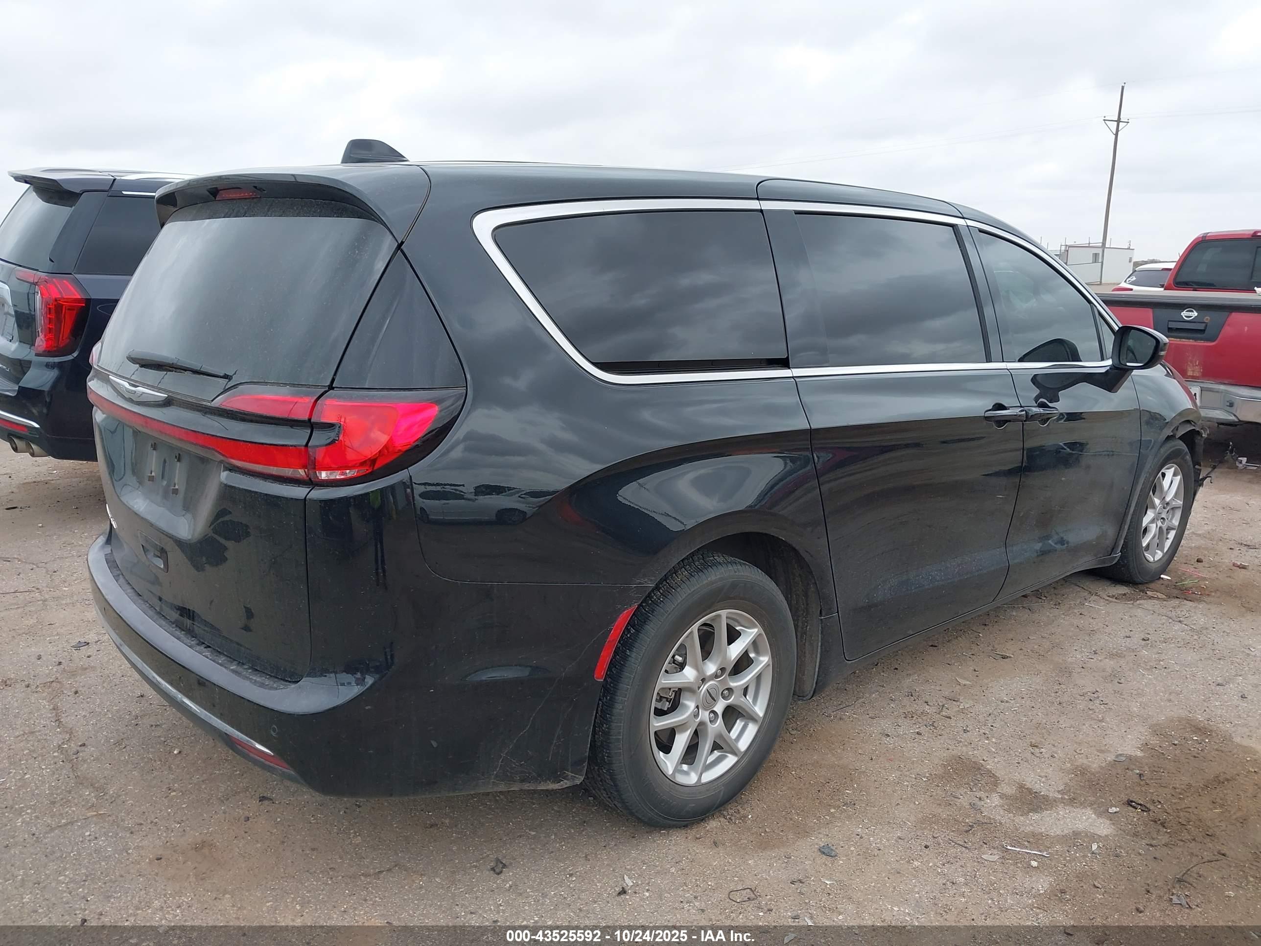 CHRYSLER PACIFICA image 4