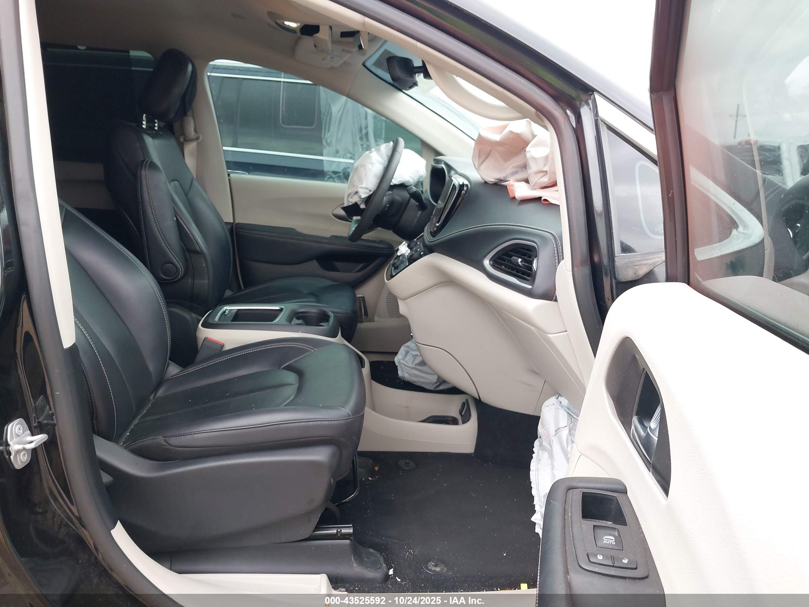 CHRYSLER PACIFICA image 5