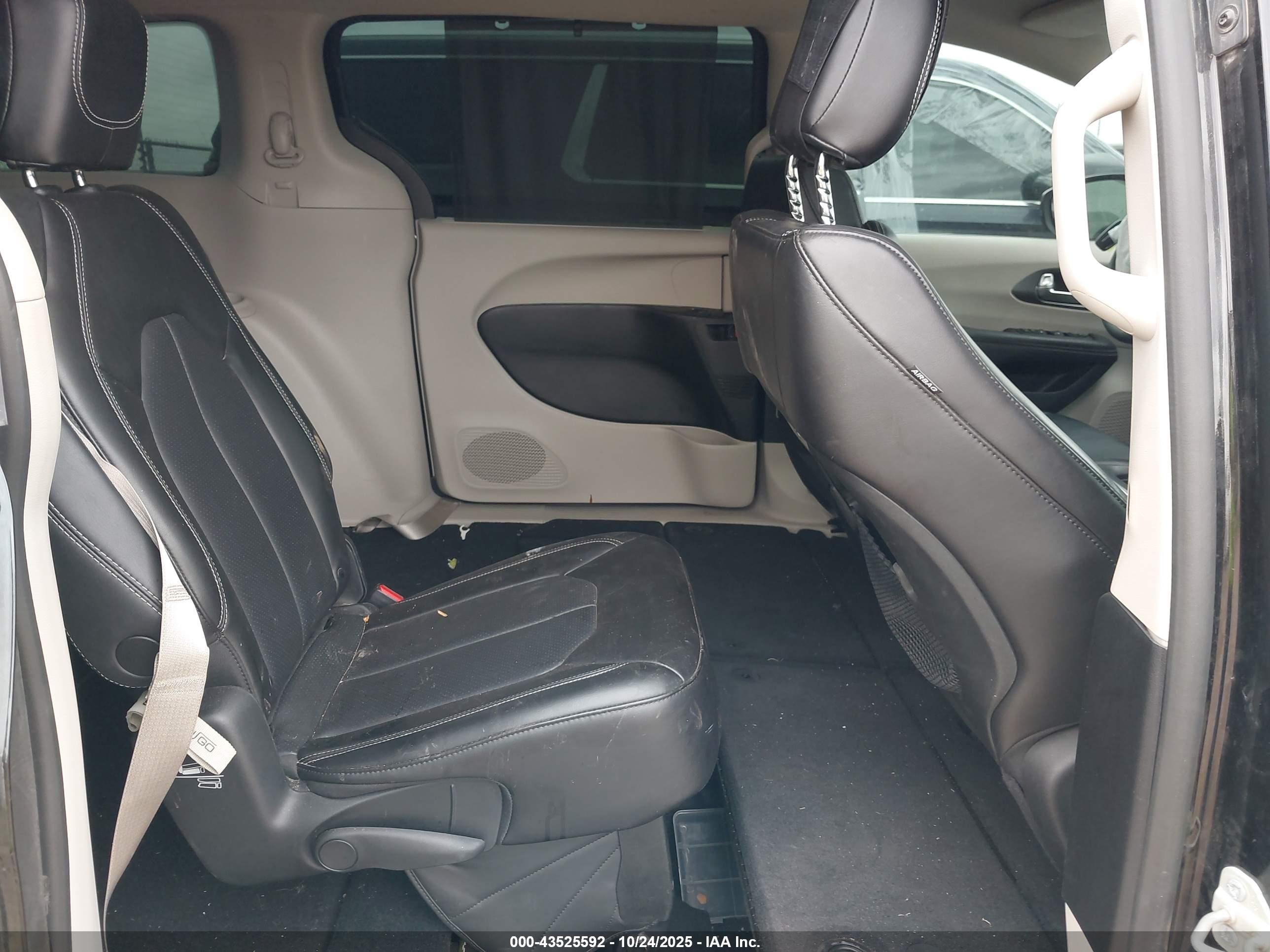 CHRYSLER PACIFICA image 8