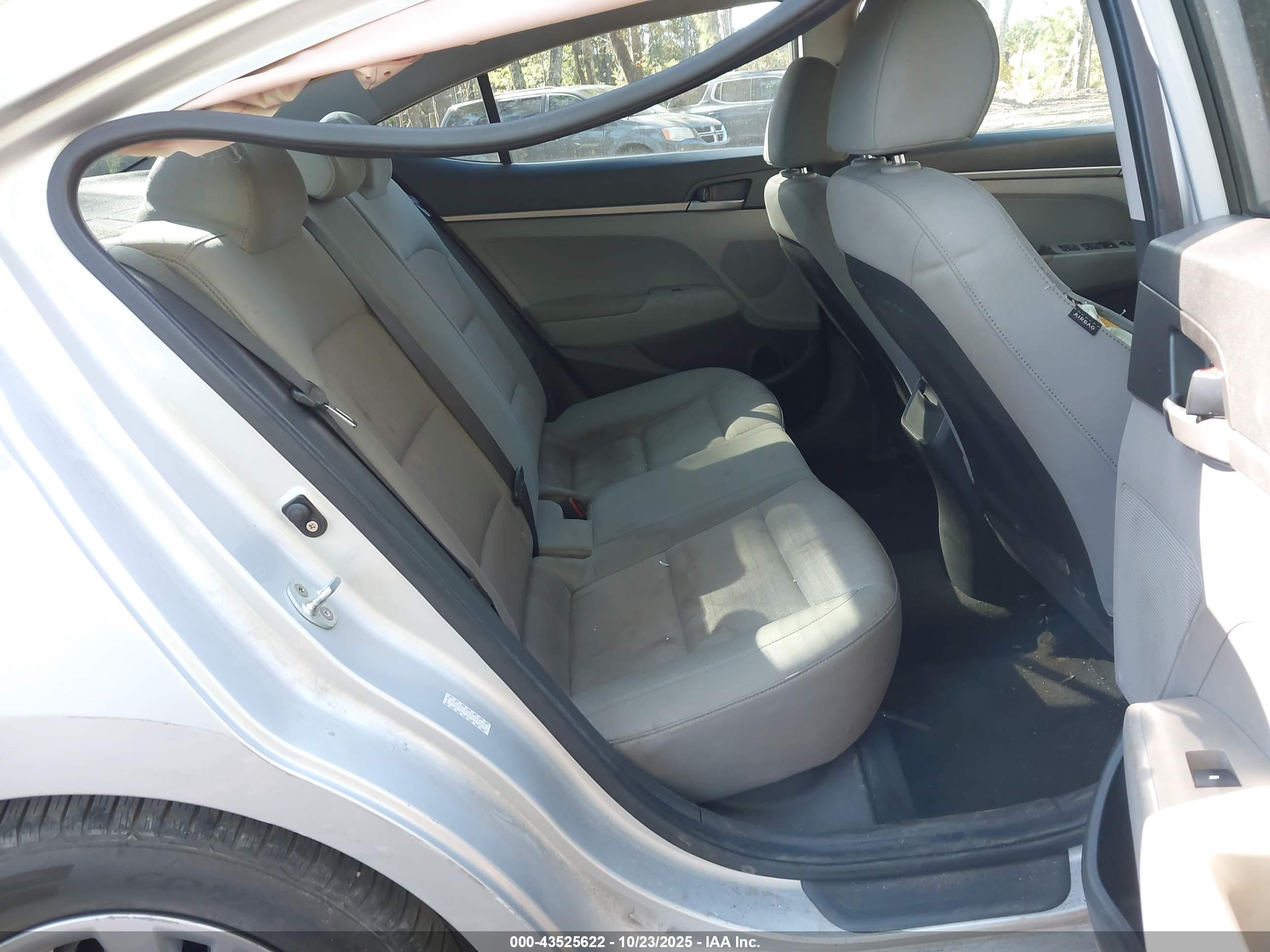 HYUNDAI ELANTRA image 8