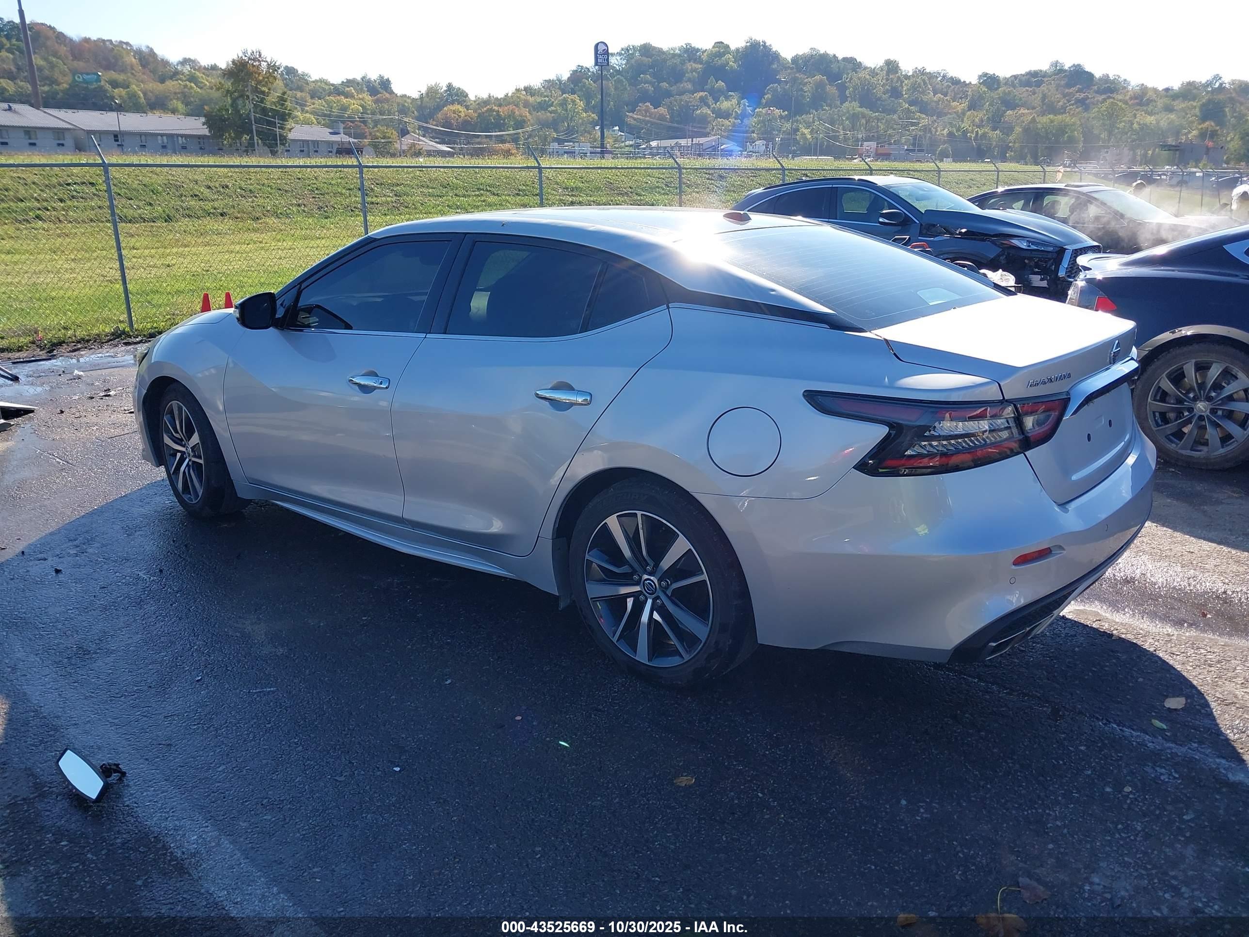 NISSAN MAXIMA image 3