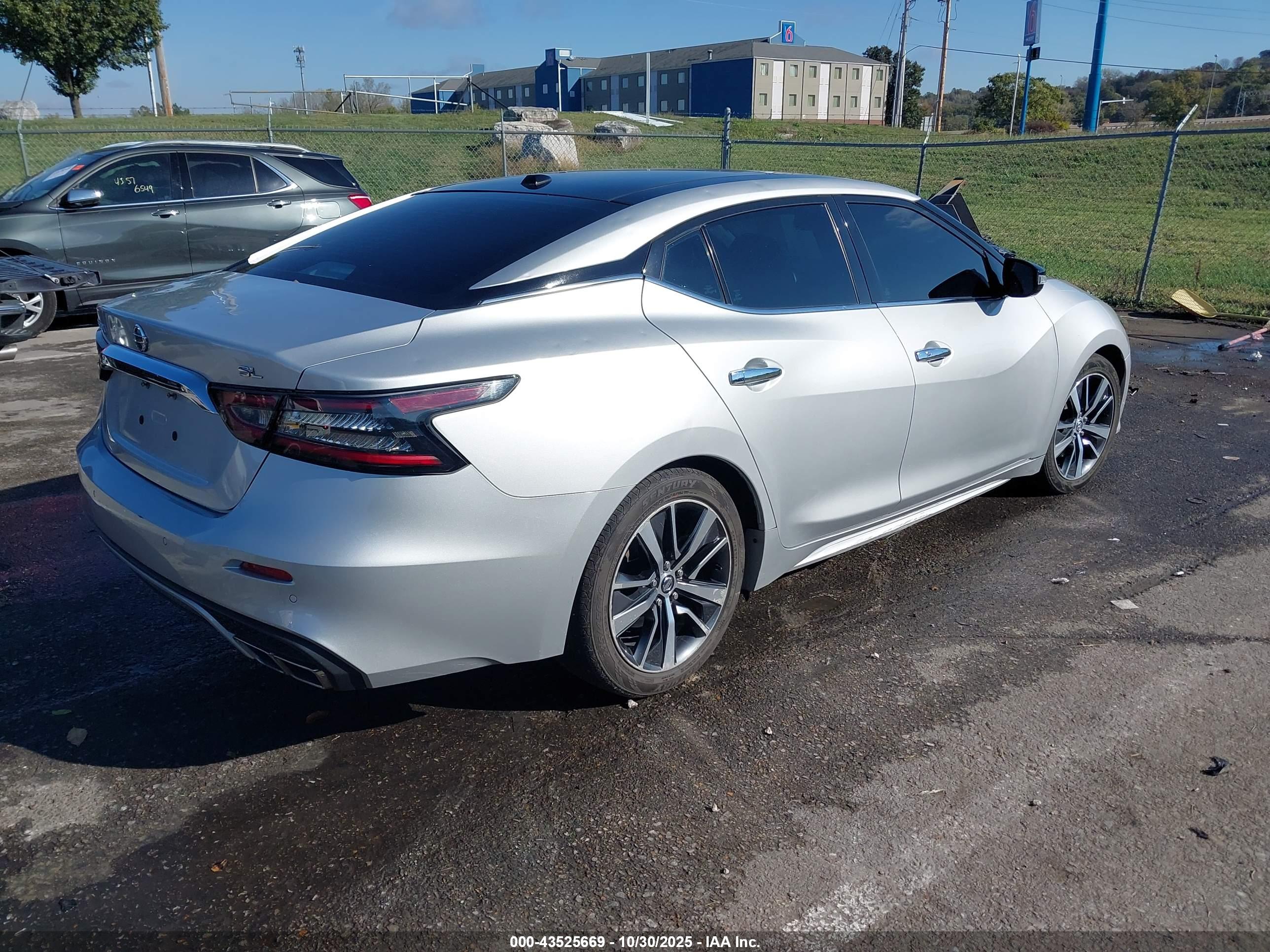 NISSAN MAXIMA image 4