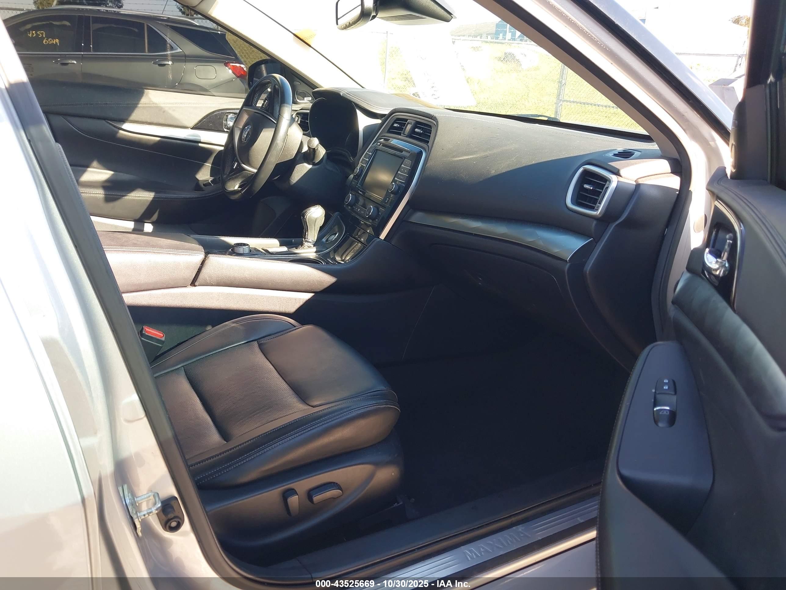 NISSAN MAXIMA image 5
