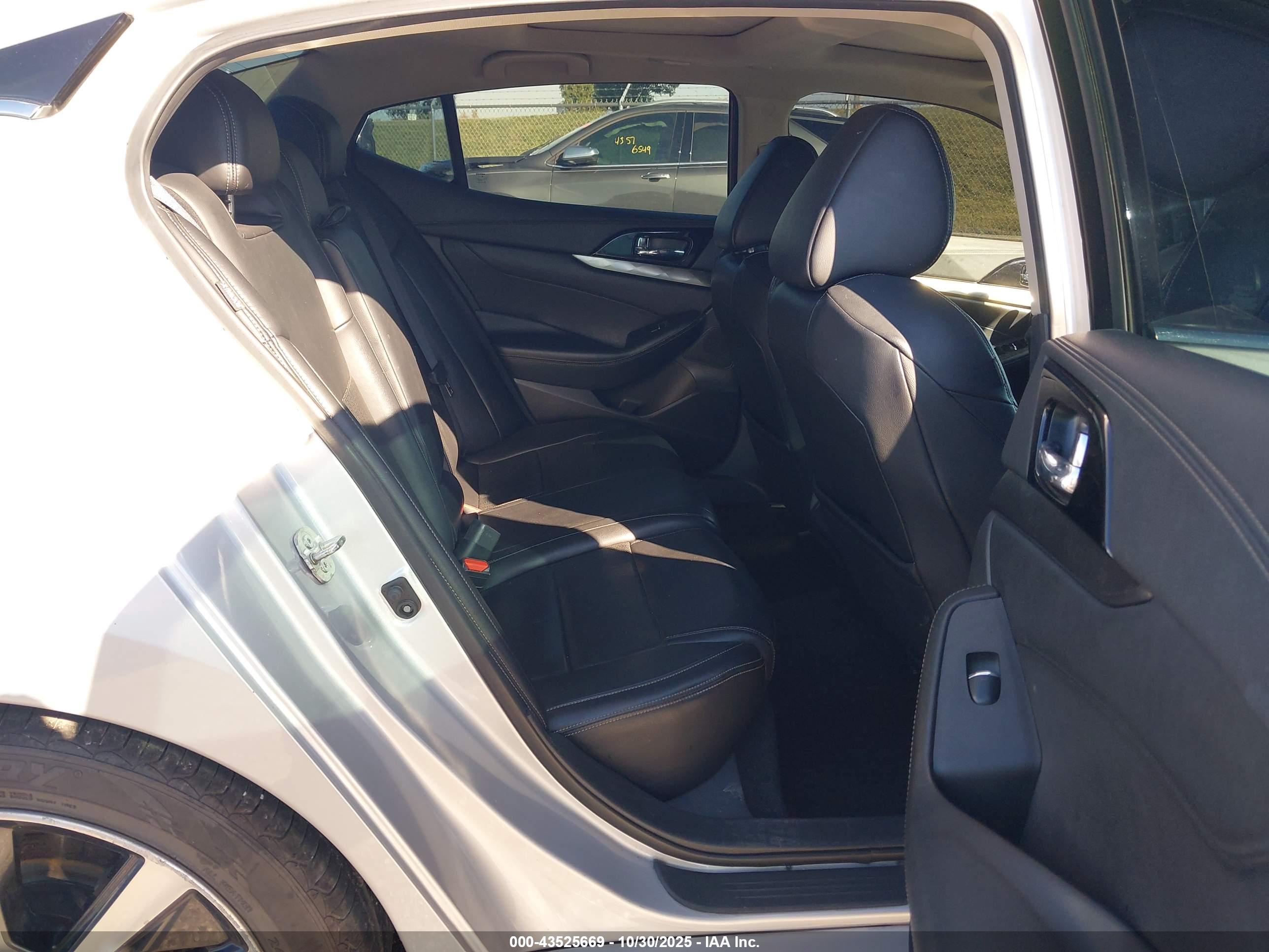 NISSAN MAXIMA image 8