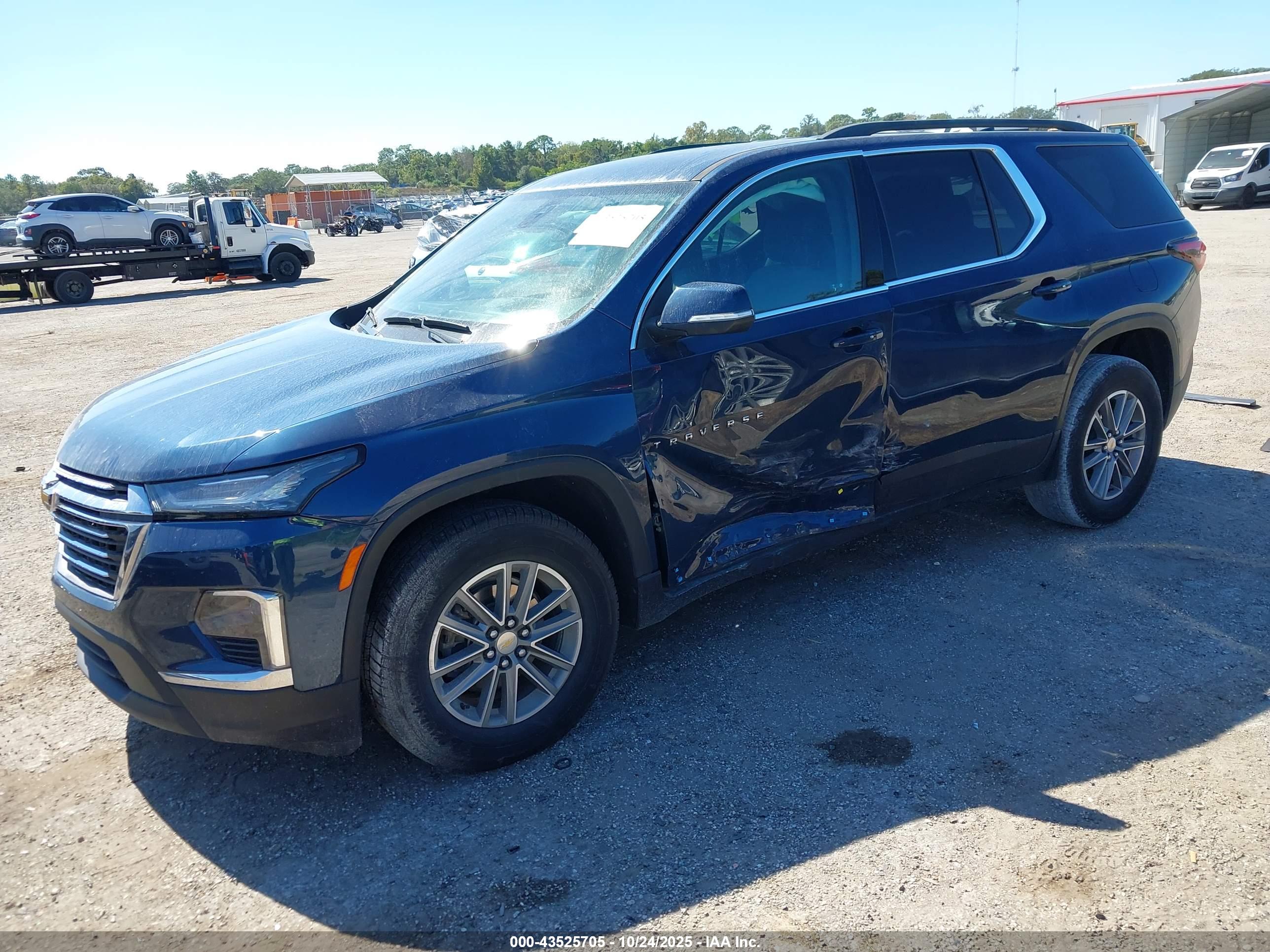 CHEVROLET TRAVERSE image 2