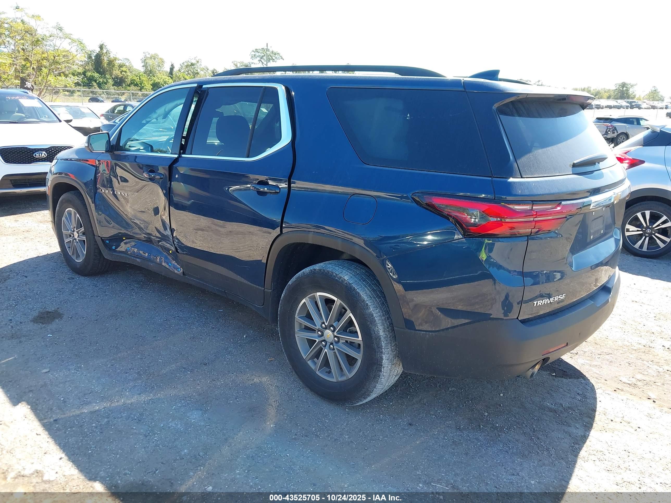 CHEVROLET TRAVERSE image 3
