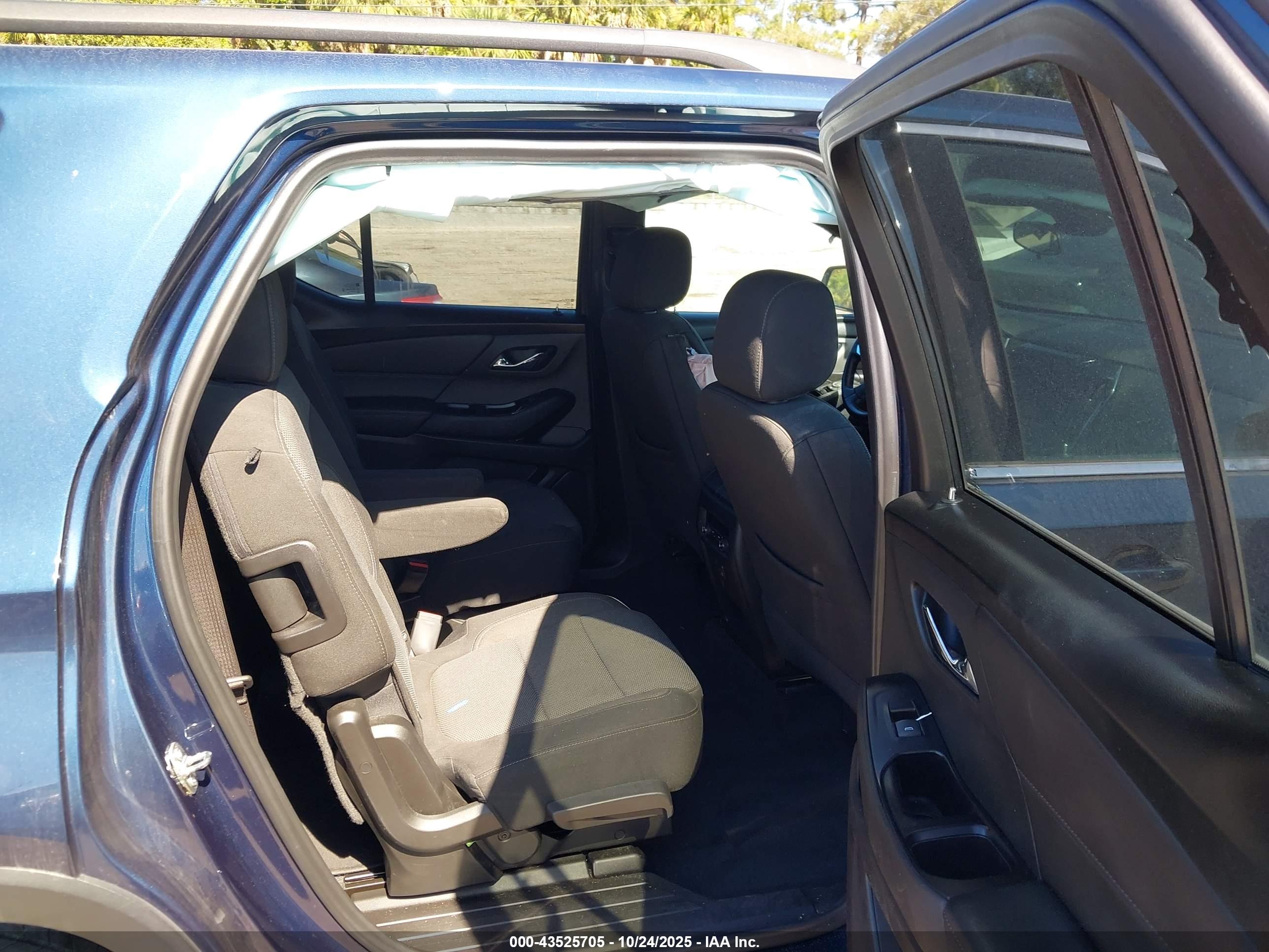 CHEVROLET TRAVERSE image 8