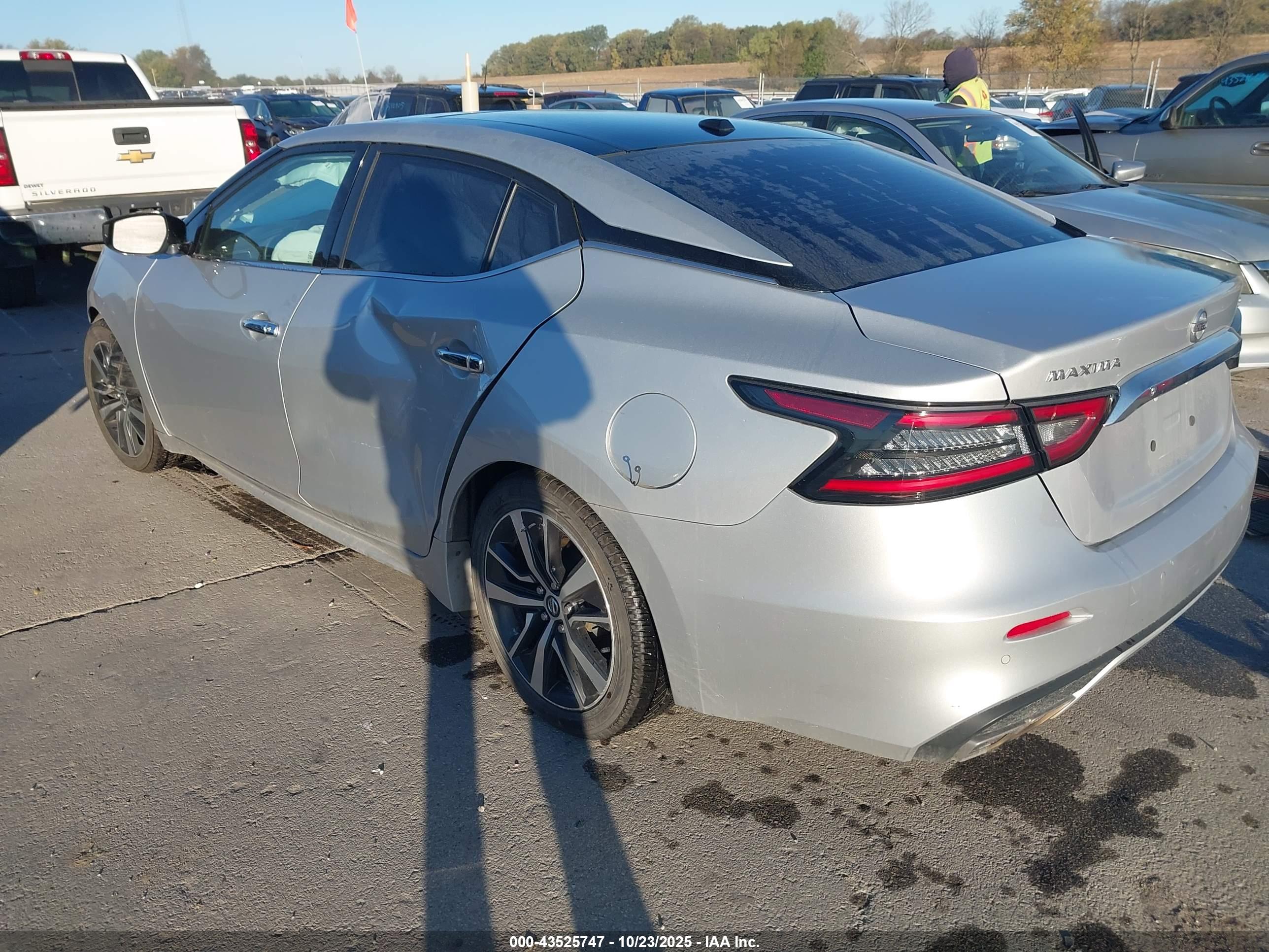 NISSAN MAXIMA image 3