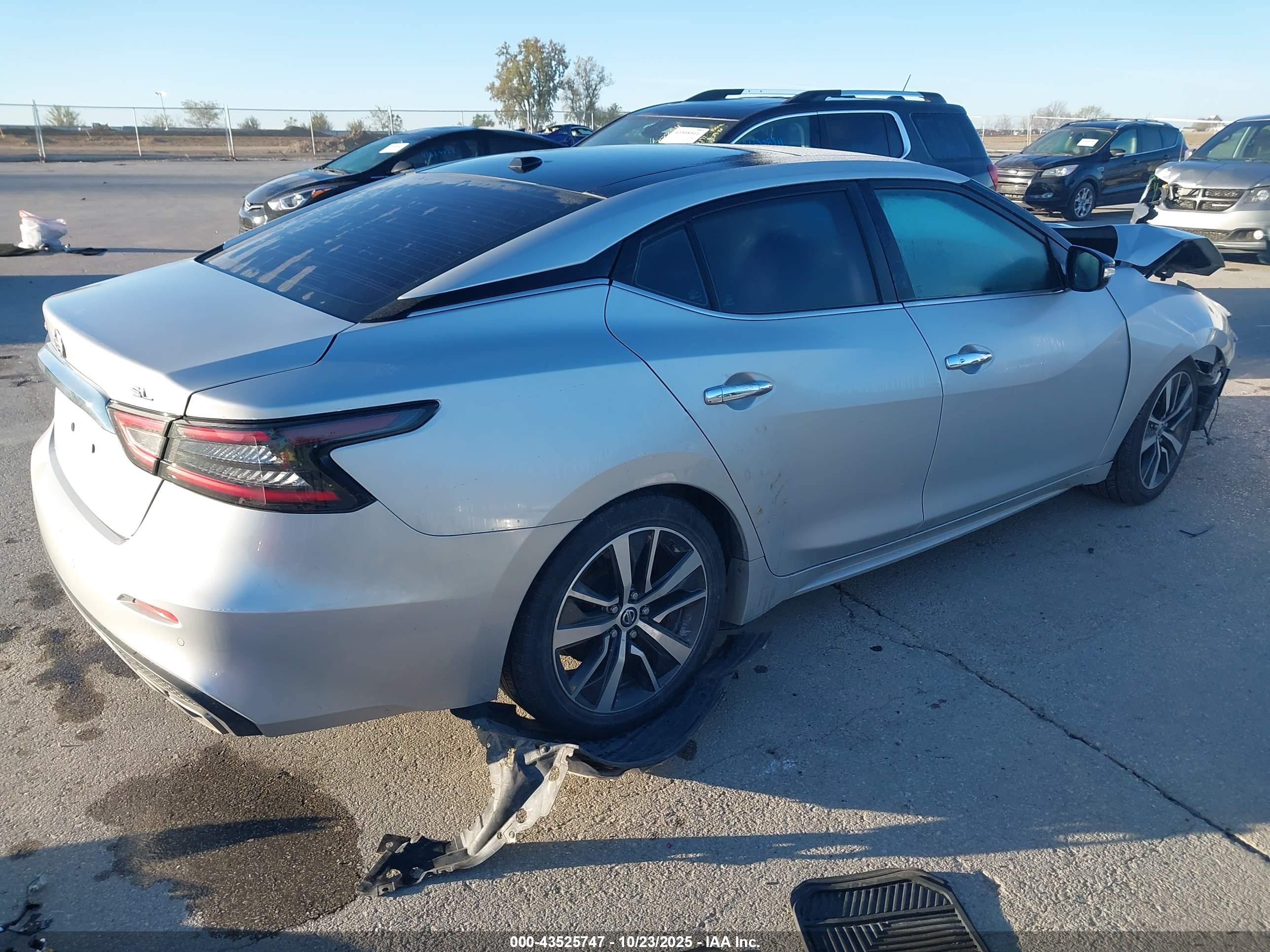 NISSAN MAXIMA image 4