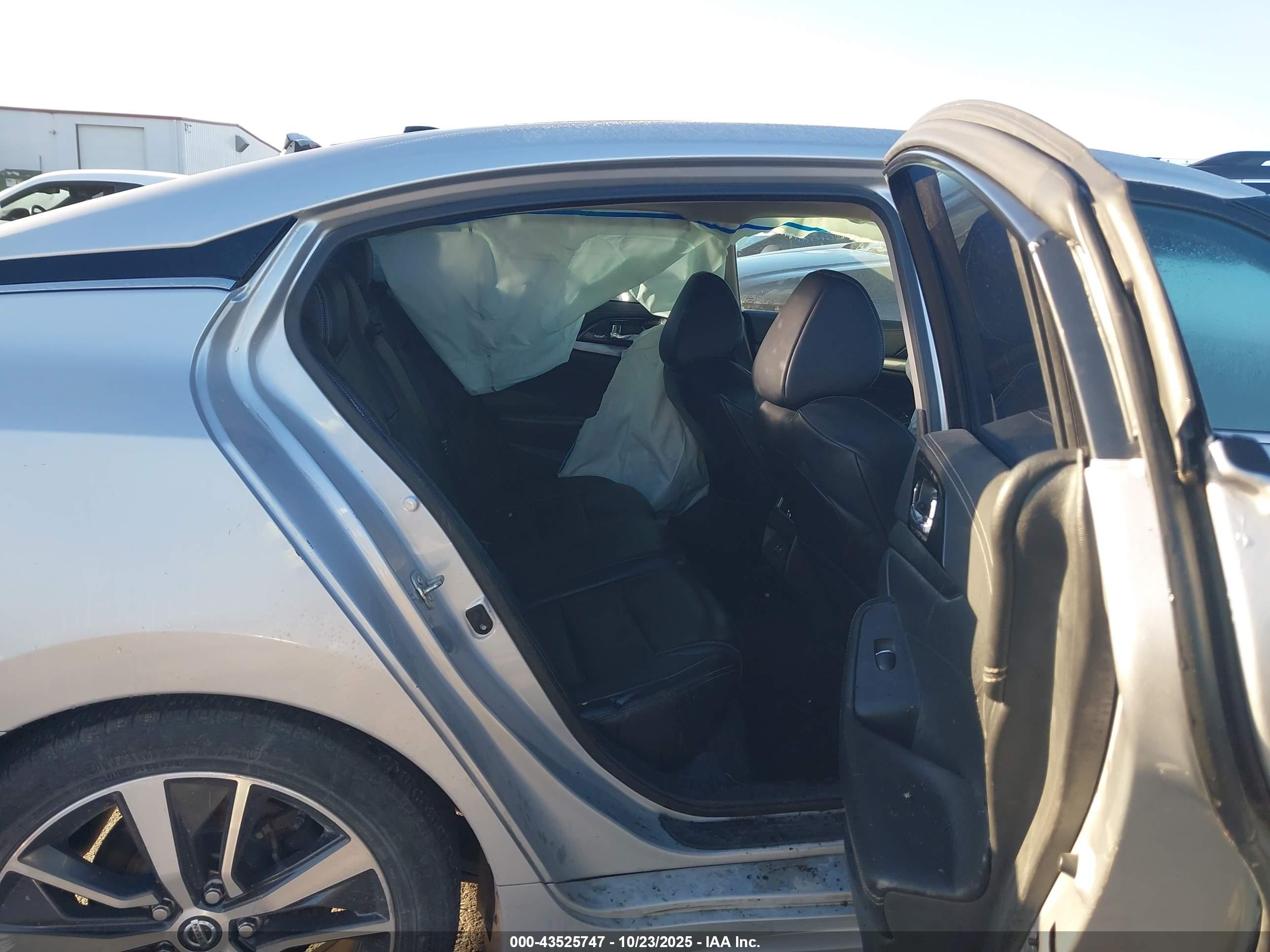 NISSAN MAXIMA image 8